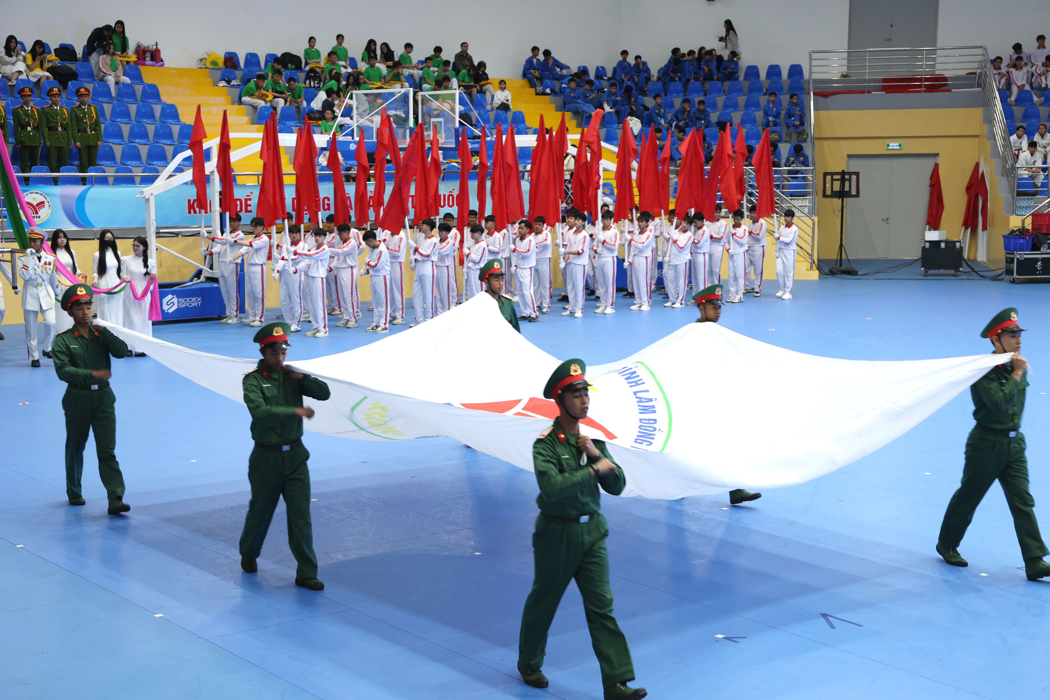Khối cờ thể thao, đại diện cho sự đoàn kết chiến thắng của các VĐV Lâm Đồng