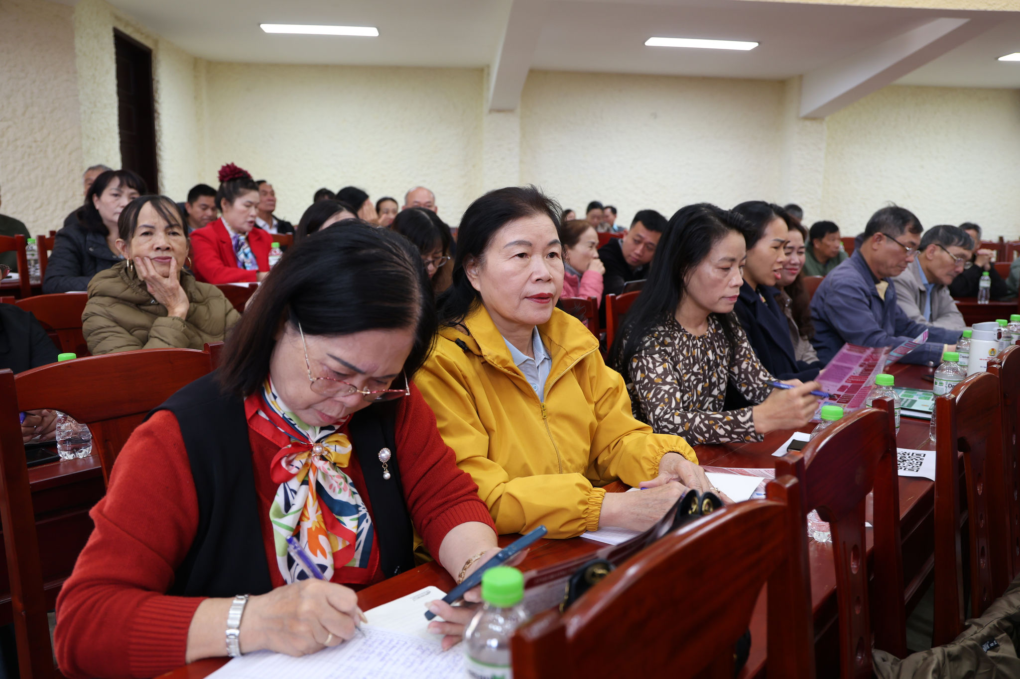 Những người lớn tuổi có uy tín ở khu dân cư luôn là cầu nối tích cực giữa các cấp ủy Đảng, chính quyền và nhân dân