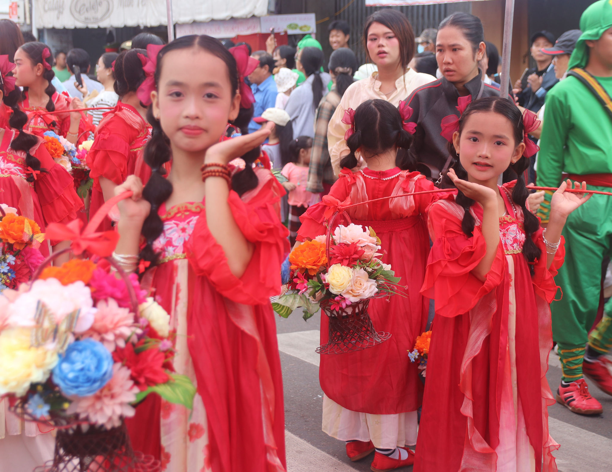 Những thiếu nữ gánh hoa tại Lễ hội Nghinh Ông