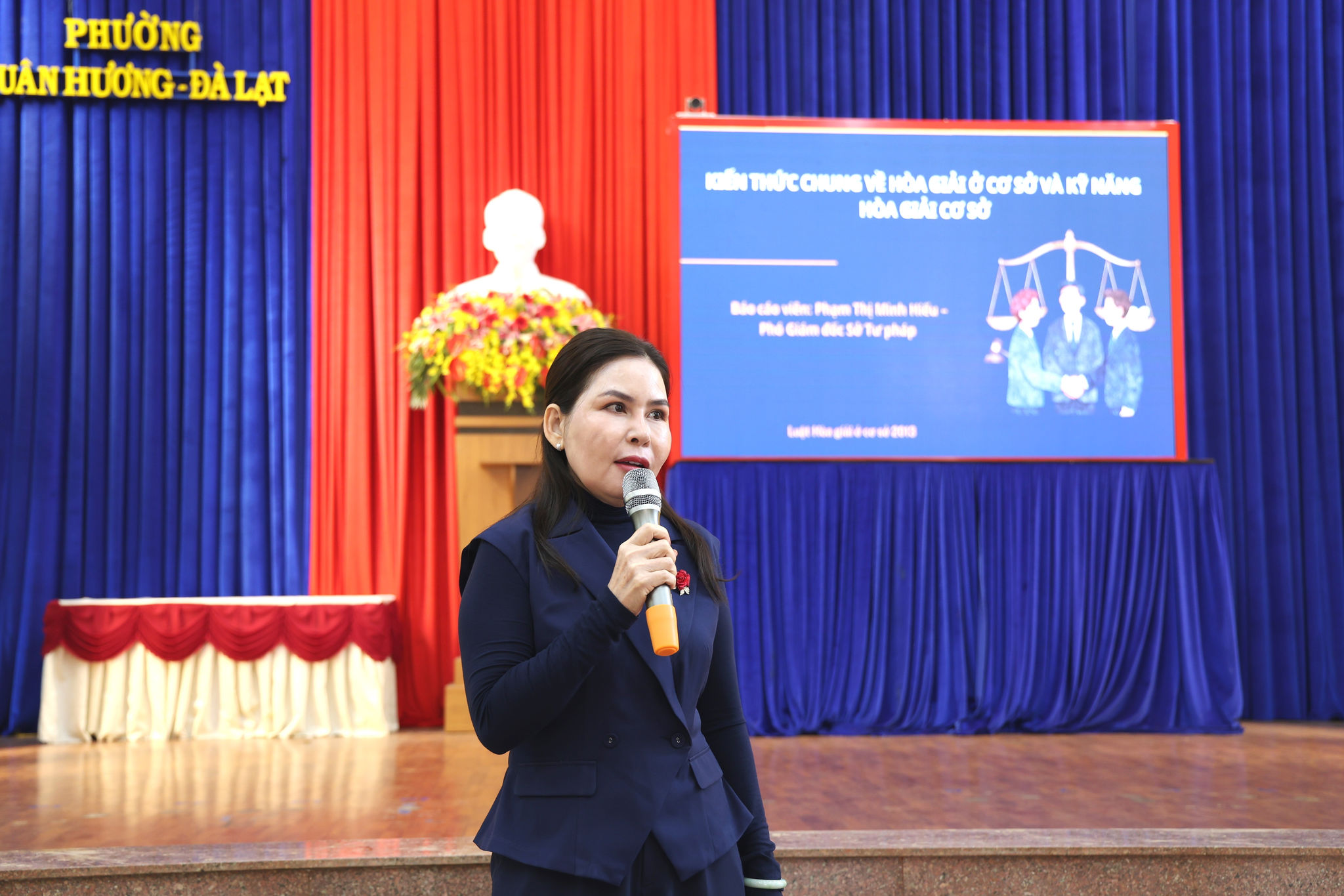 Phó Giám đốc Sở Tư pháp Lâm Đồng Nguyễn Thị Hiếu trình bày các phương pháp hòa giải cơ sở