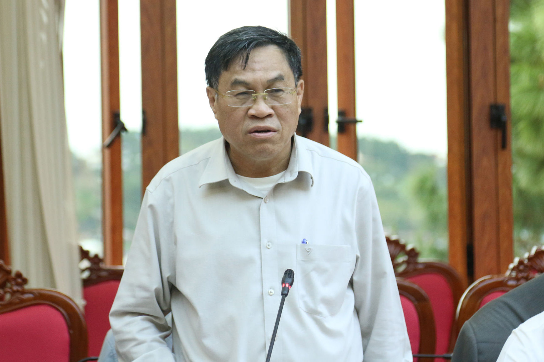 tinh-uy-vien-pho-chu-tich-ubnd-tinh-vo-ngoc-hiep-bao-cao-tai-buoi-lam-viec(1).jpg