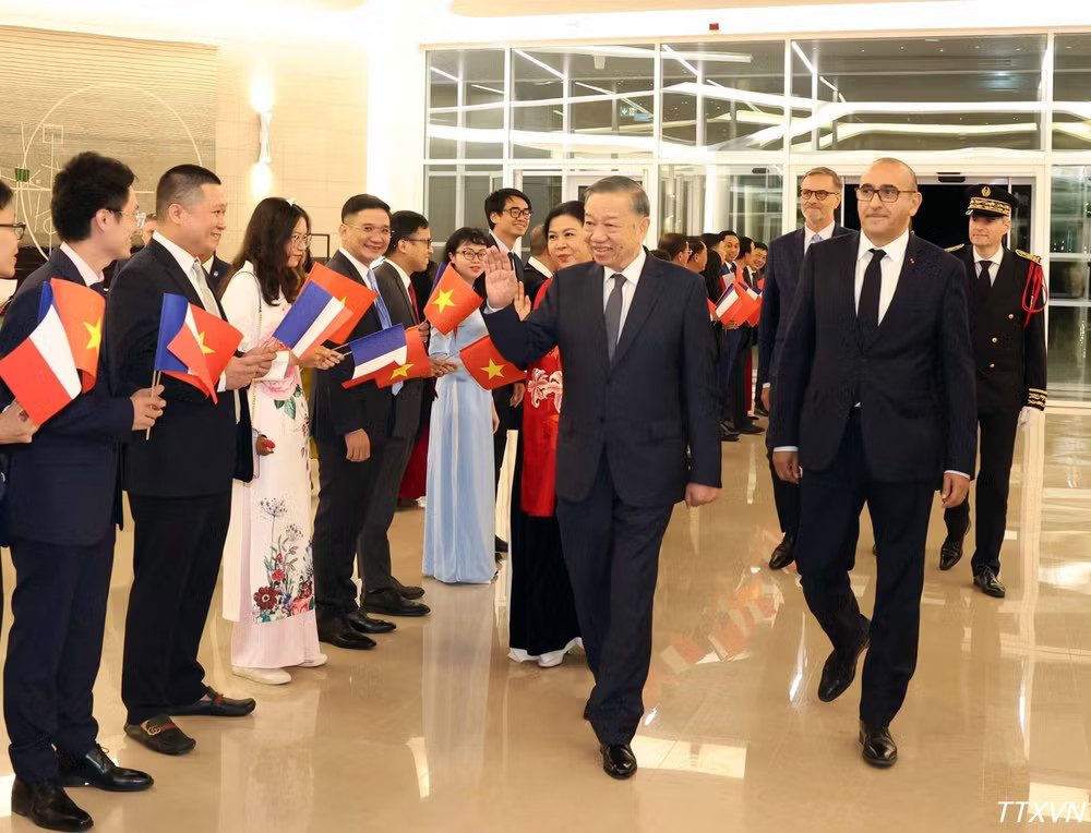 vna-potal-tong-bi-thu-chu-tich-nuoc-to-lam-va-phu-nhan-bat-dau-chuyen-tham-chinh-thuc-cong-hoa-phap-va-du-hoi-nghi-thuong-dinh-khong-gian-vu-tru.avif