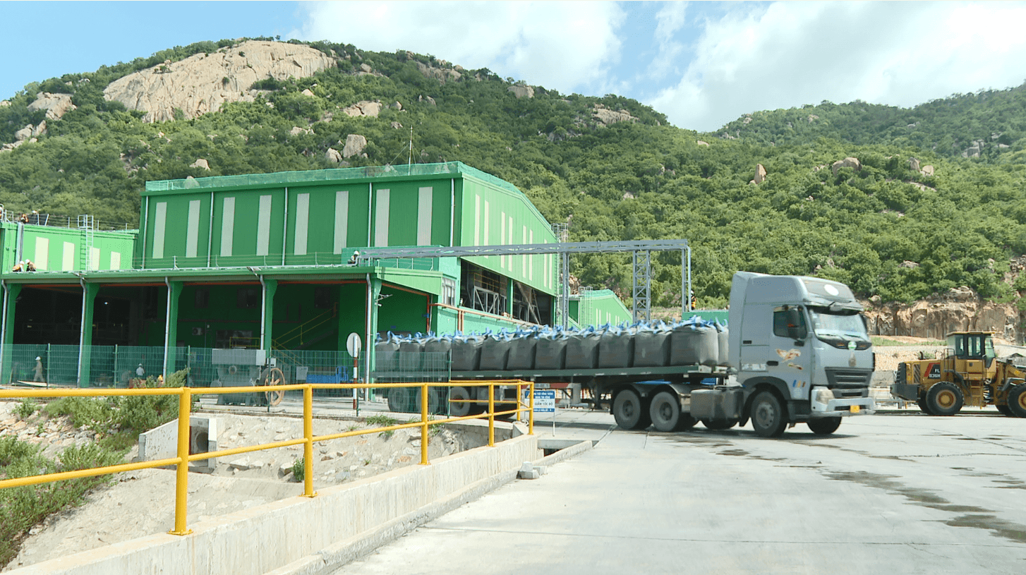 Xe chở sản phẩm vữa khô trộn sẵn được sản xuất từ tro, xỉ Nhà máy Nhiệt điện Vĩnh Tân 2 đi tiêu thụ