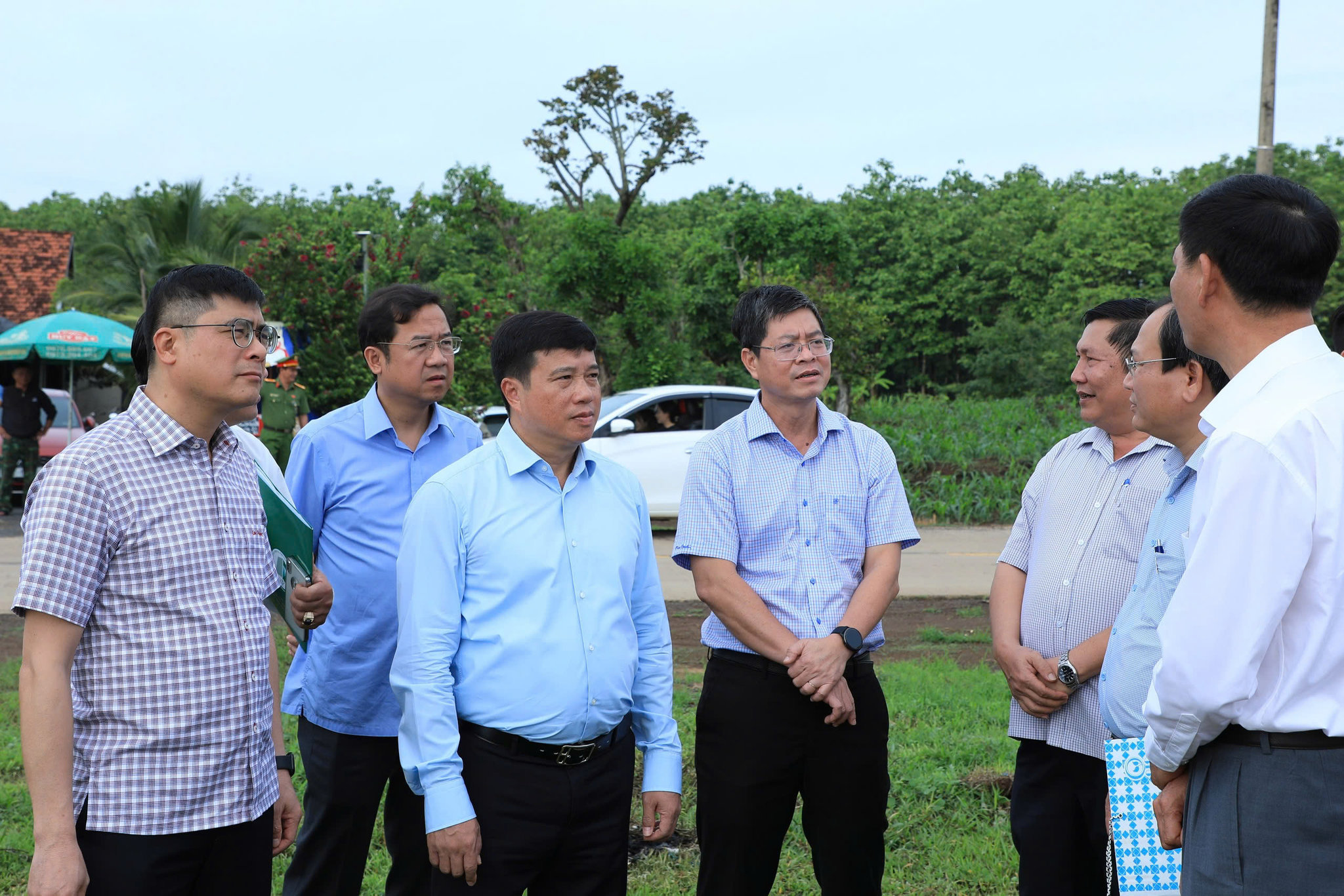 Ủy viên Ban Chấp hành Trung ương Đảng, Bí thư Tỉnh ủy, Trưởng Đoàn ĐBQH tỉnh Y Thanh Hà Niê Kđăm (hàng đầu, thứ 2 từ trái qua) kiểm tra tiến độ dự án Trường phổ thông nội trú liên cấp Tiểu học và THCS Đắk Wil