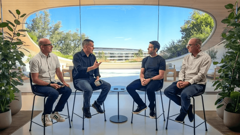 CEO Apple John Ternus và Greg Joz Joswiak phỏng vấn về iPhone Duo