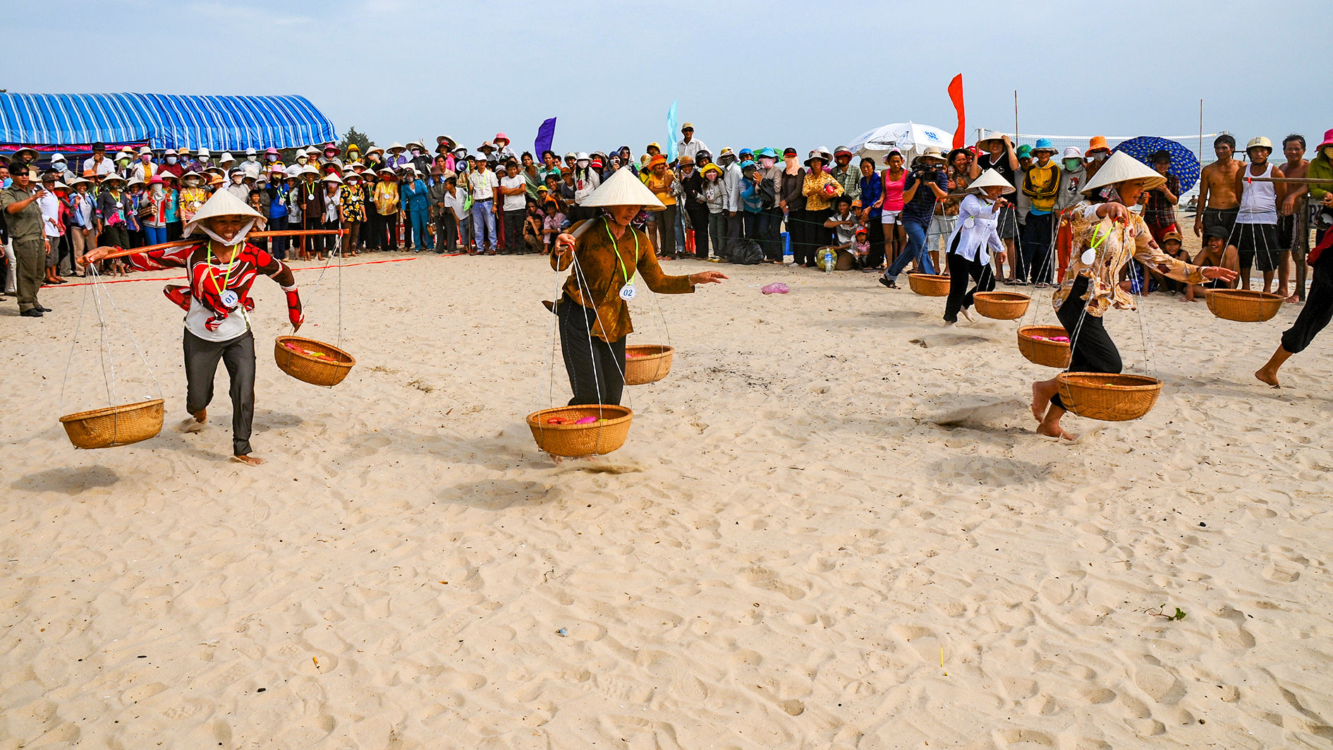 Thi gánh cá trong Lễ hội Dinh Thầy Thím (ảnh N. Lân)