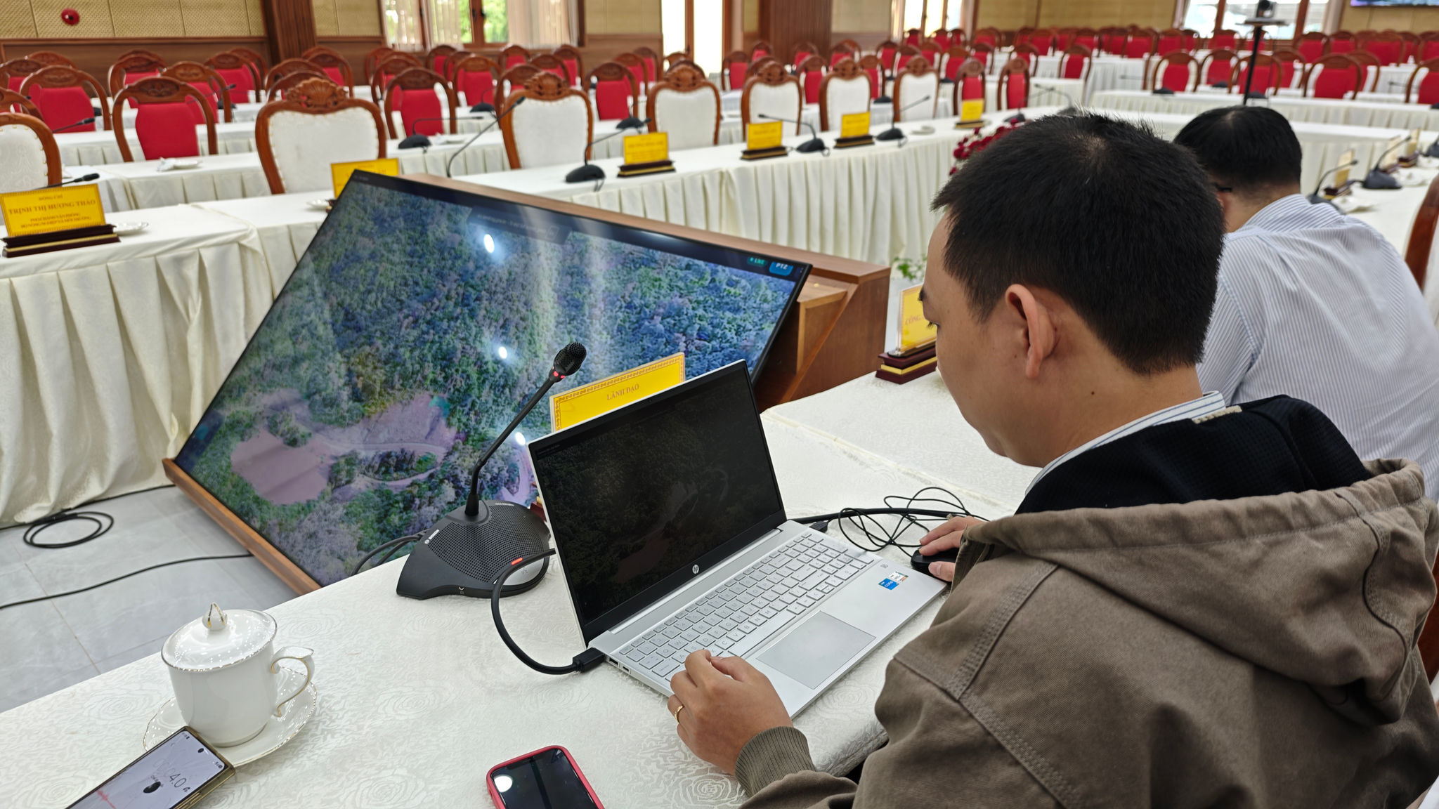 1. Chuyên viên vận hành IOC theo dõi dữ liệu trên bản đồ số và hình ảnh từ hệ thống camera.