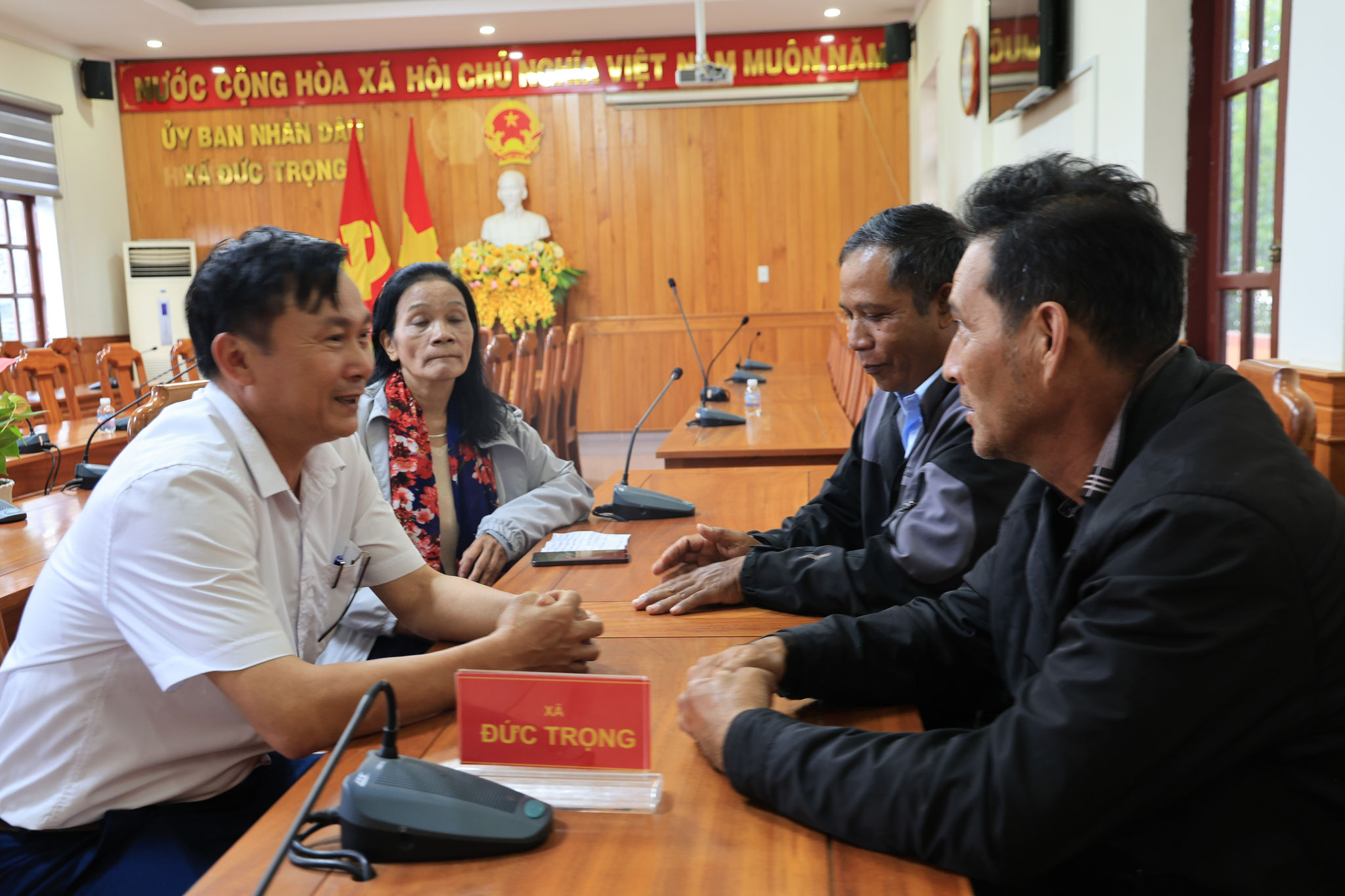 Ban phát triển quỹ đất, trưởng thôn RChai và các hộ dân trao đổi về giá đất đền bù, tiến độ GPMB.
