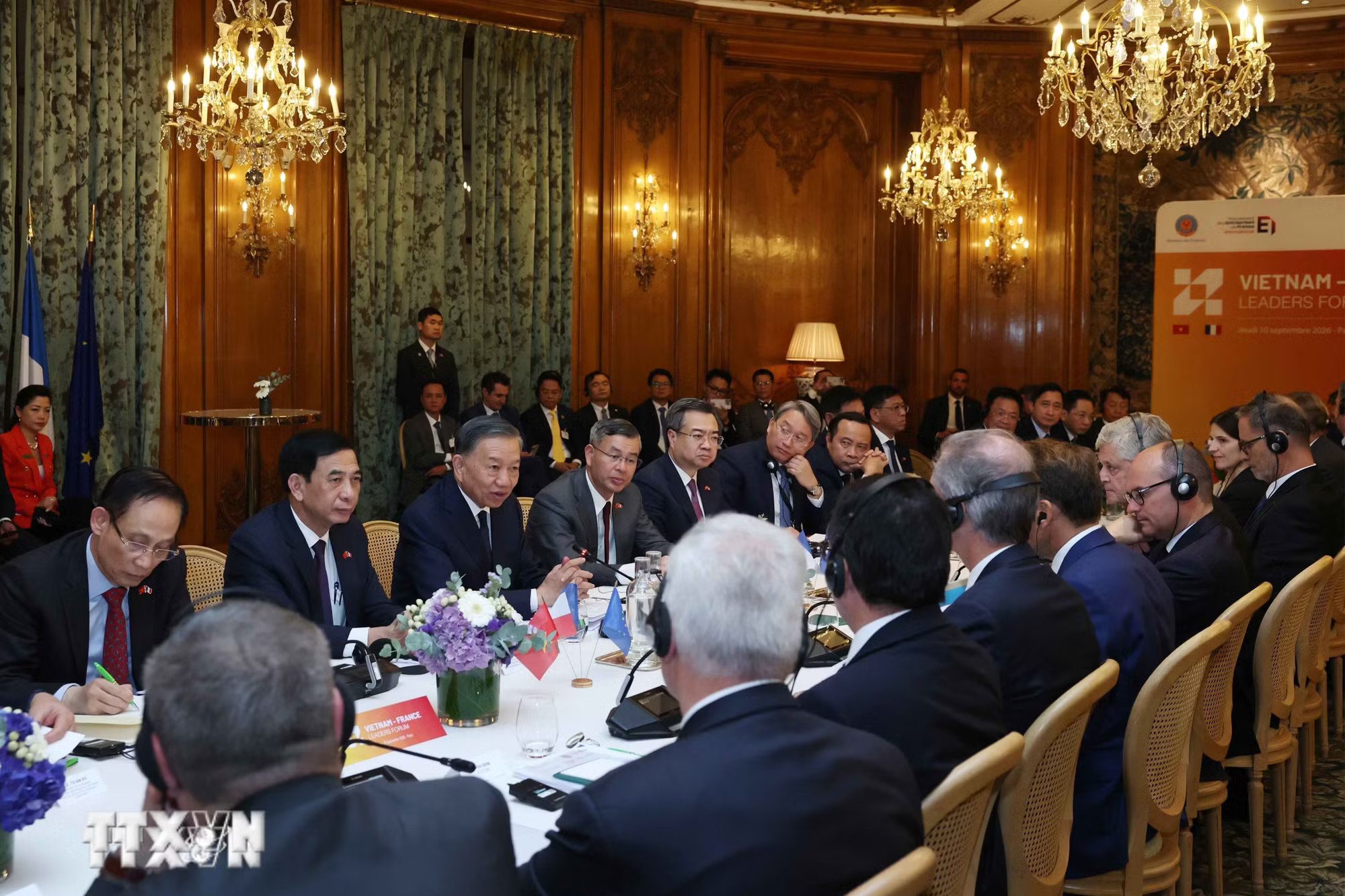 ttxvn-tong-bi-thu-chu-tich-nuoc-to-lam-va-tong-thong-phap-macron-gap-mot-so-tap-doan-phap-vietnam11.jpg
