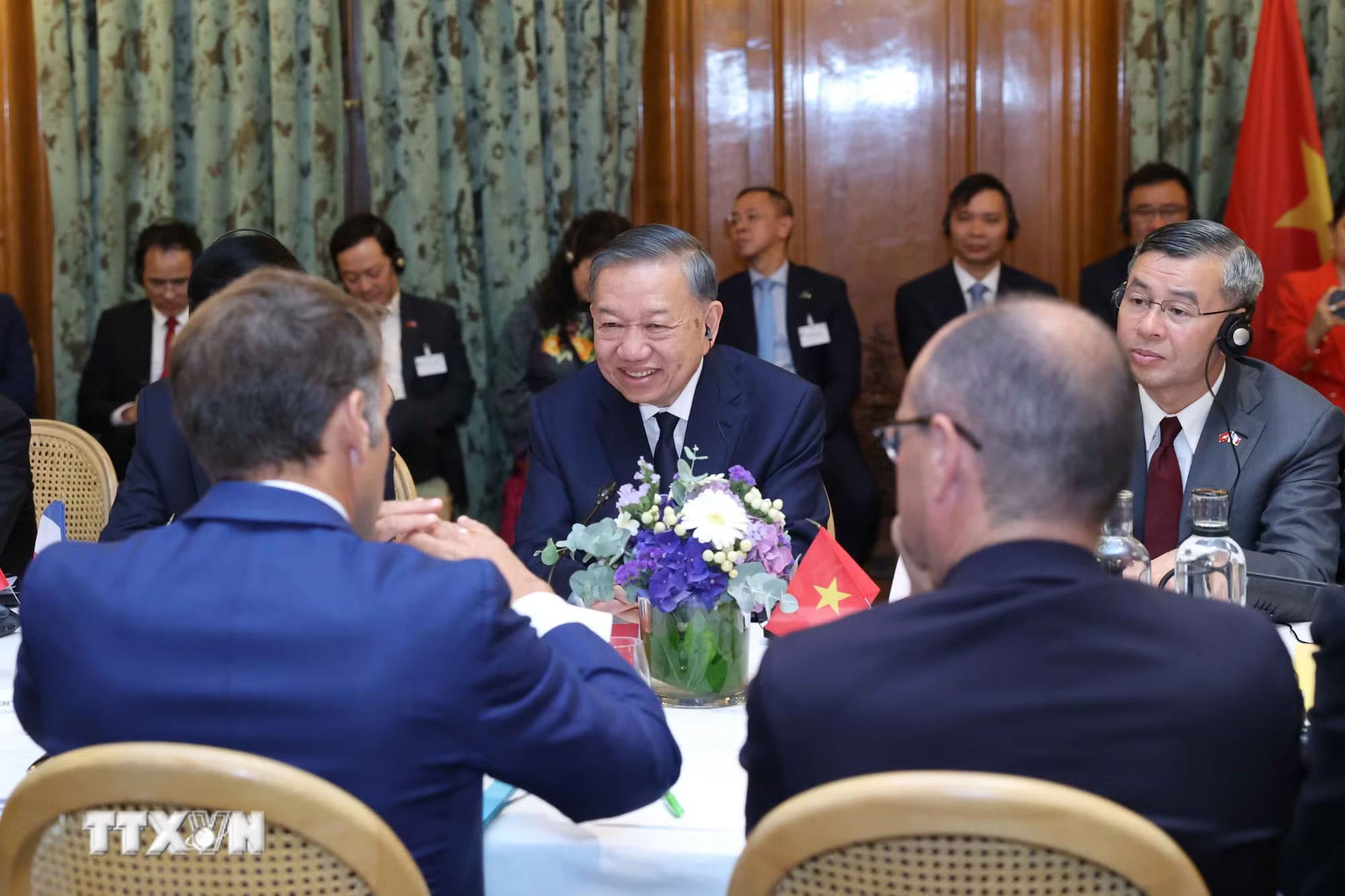 ttxvn-tong-bi-thu-chu-tich-nuoc-to-lam-va-tong-thong-phap-macron-gap-mot-so-tap-doan-phap-vietnam13.jpg