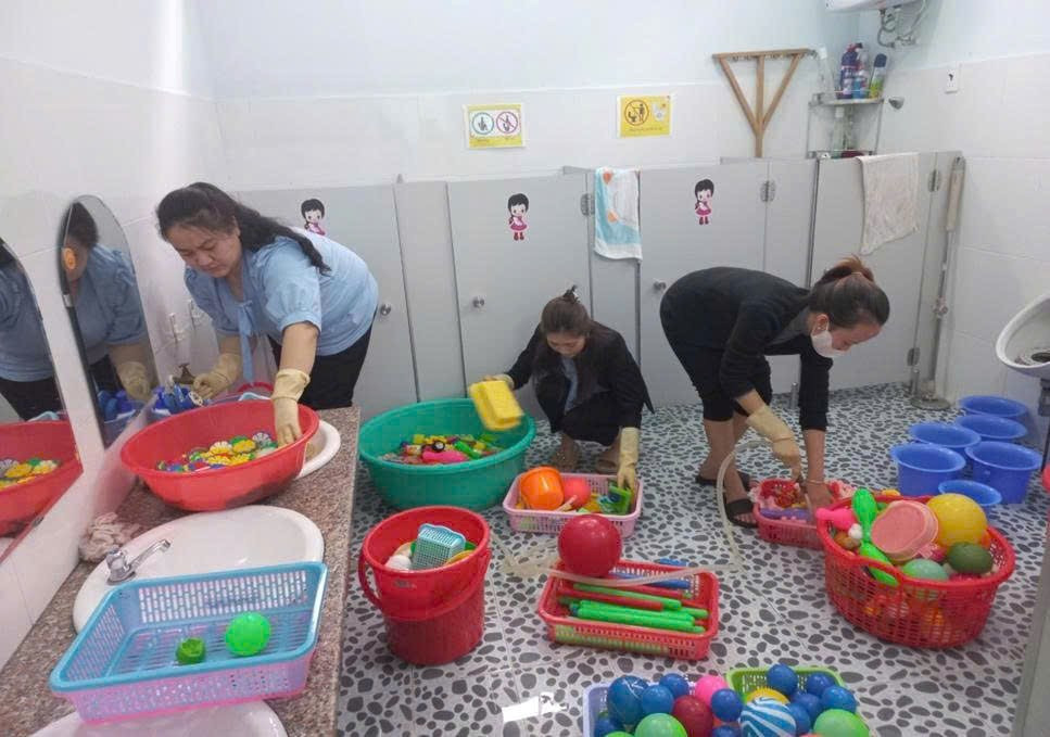 Giáo viên nhóm lớp 24 -35 tháng tuổi trường Mầm non 8, phường Lâm Viên – Đà Lạt tổng vệ sinh đồ dùng, đồ chơi cho trẻ hàng ngày