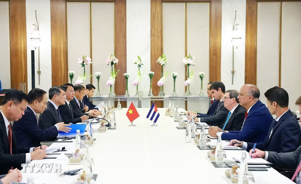 Thủ tướng Lê Minh Hưng tiếp Bộ trưởng Ngoại giao Cuba Bruno Rodríguez Parrilla. (Ảnh: Dương Giang/TTXVN)