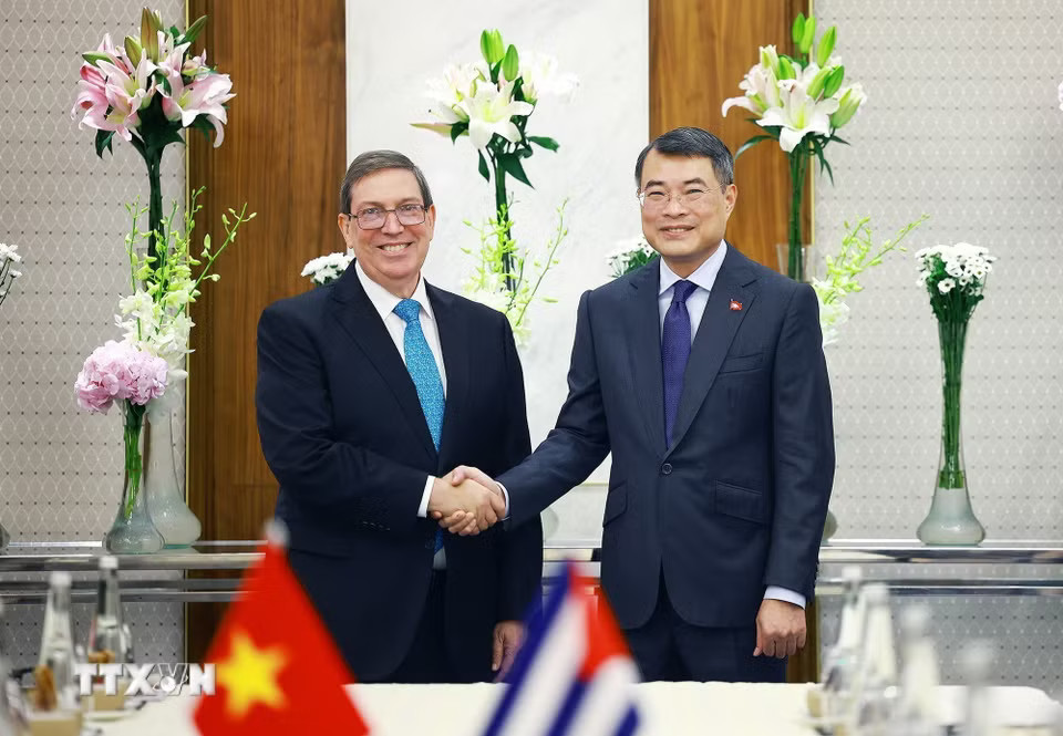 Thủ tướng Lê Minh Hưng tiếp Bộ trưởng Ngoại giao Cuba Bruno Rodríguez Parrilla. (Ảnh: Dương Giang/TTXVN)