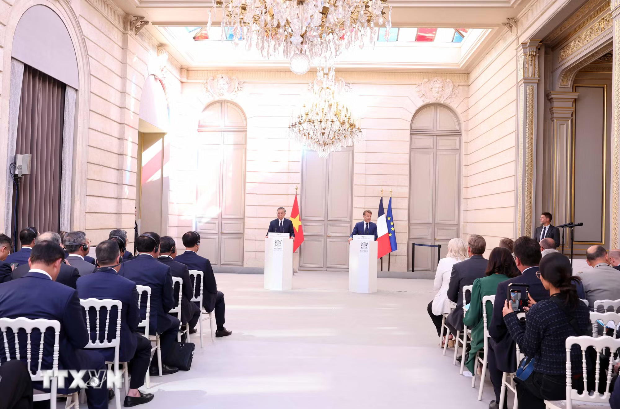 ttxvn-tong-bi-thu-chu-tich-nuoc-to-lam-va-tong-thong-phap-emmanuel-macron-gap-go-bao-chi-1.jpg