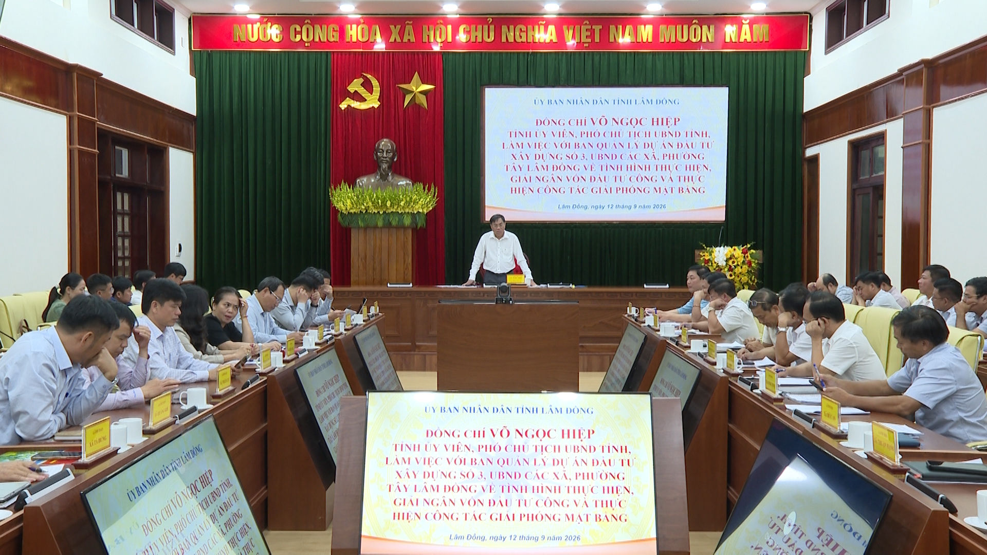 Quang cảnh buổi làm việc