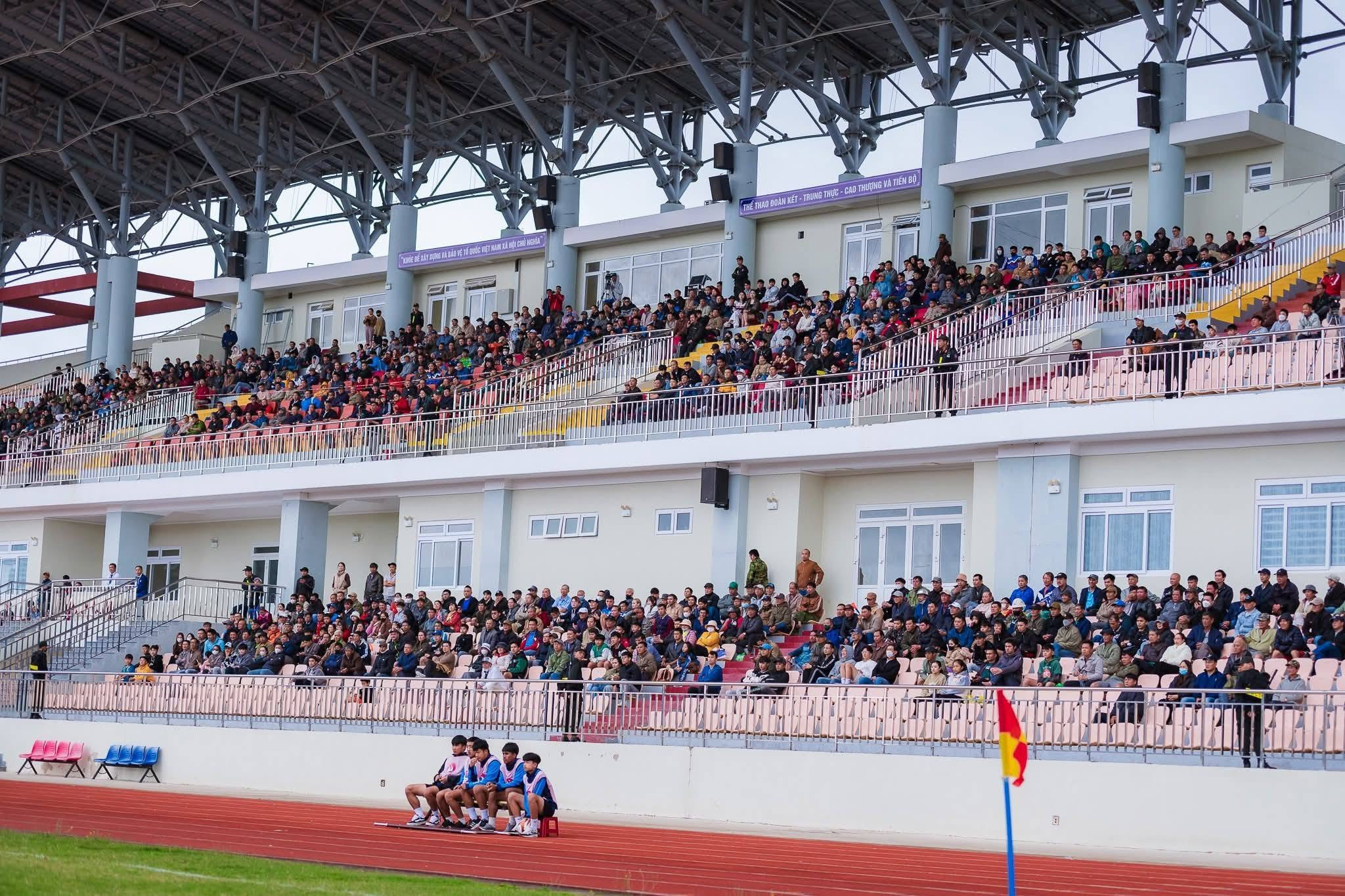 Sân nhà Đà Lạt với đông đảo người dân đến xem, cổ vũ sẽ là điểm tựa cho Đội Bóng đá Lâm Đồng mỗi khi thi đấu