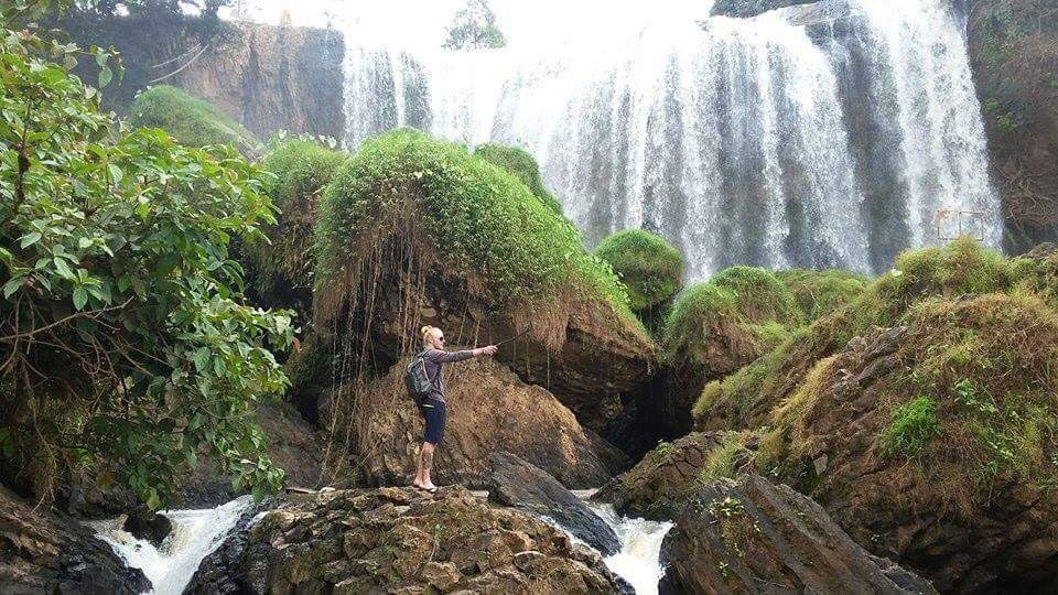 t11_01_du-khach-check-in-duoi-chan-thac-4df87760ce781e4c9c76ed36b0908af7.jpg
