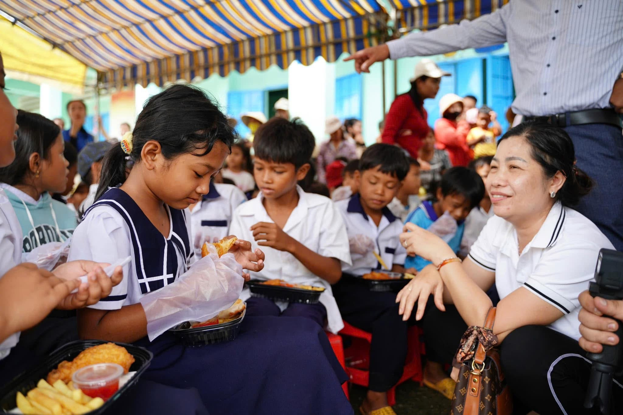 Tặng quà trung thu cho trẻ em Phan Sơn