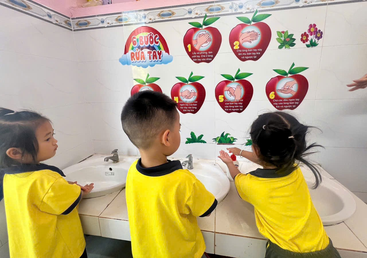 Trẻ thực hiện rửa tay hàng ngày trước khi ăn tại Trường Mầm non Hoa Hồng, xã Tuy Đứ