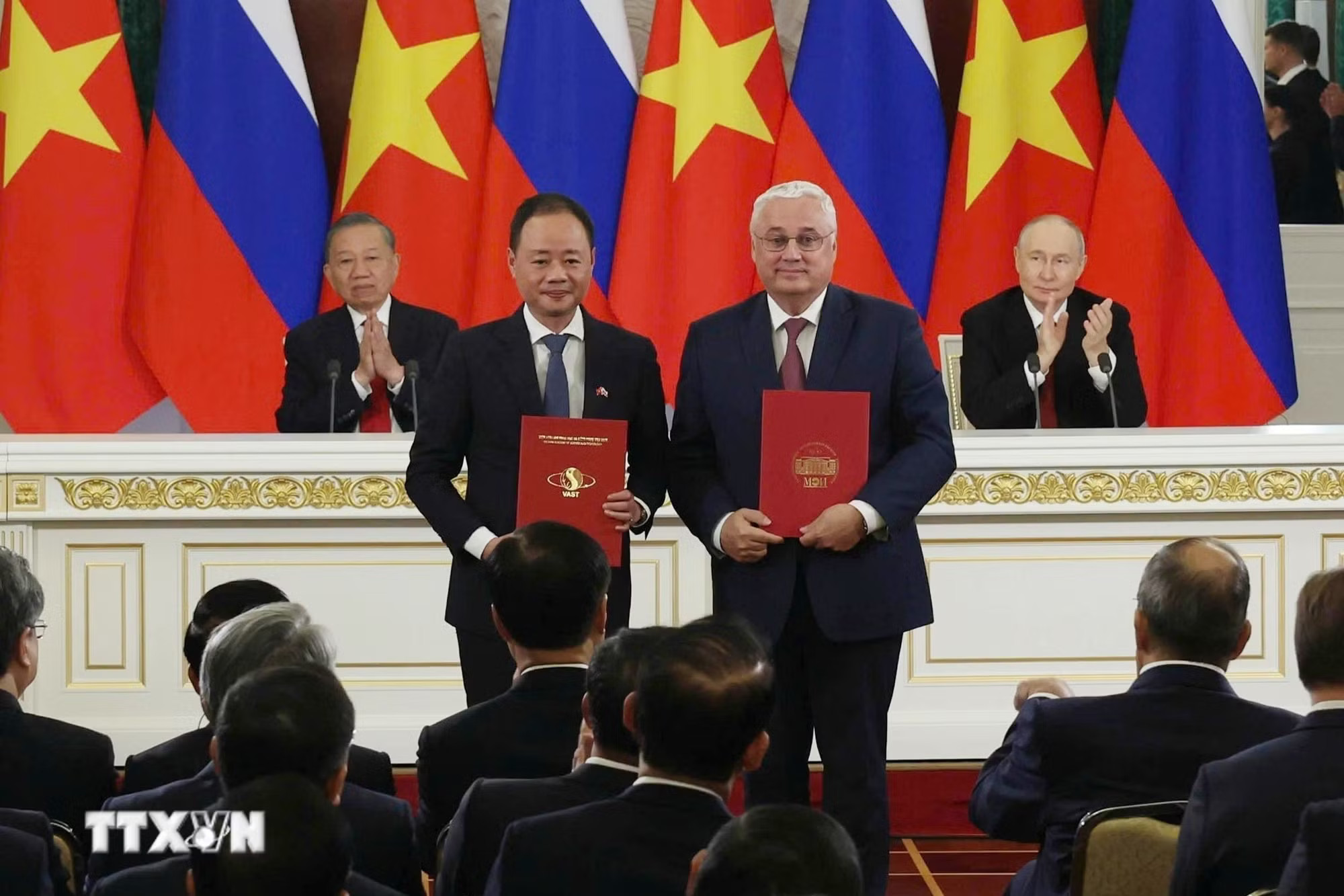 ttxvn-tong-bi-thu-chu-tich-nuoc-to-lam-va-tong-thong-nga-vputin-chung-kien-trao-van-kien-hop-tac-giua-hai-nuoc-9014285.jpg