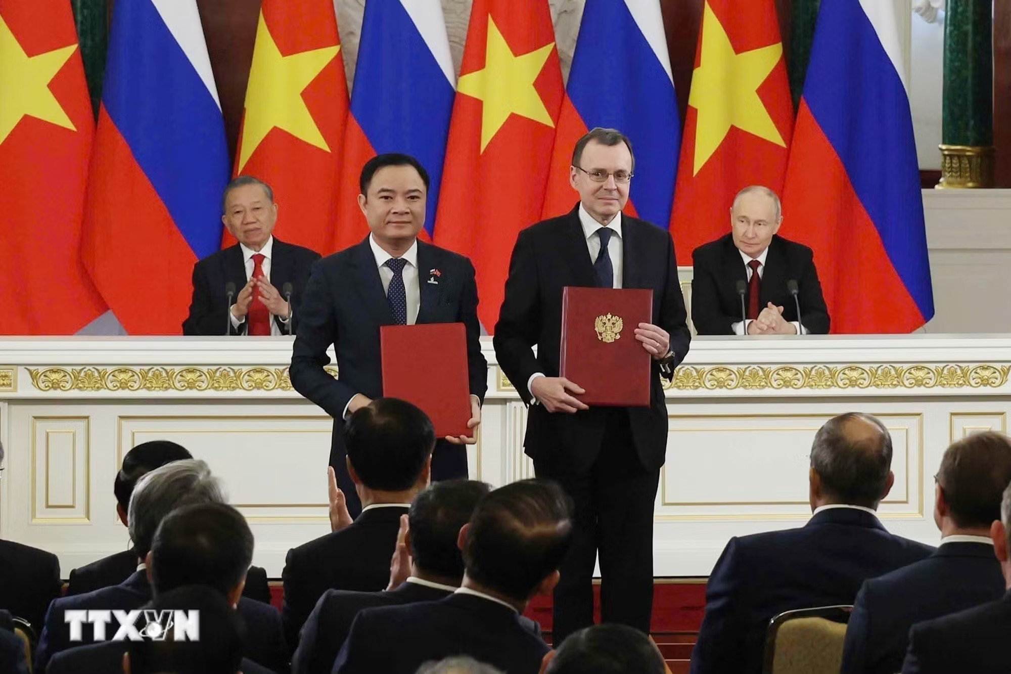 ttxvn-tong-bi-thu-chu-tich-nuoc-to-lam-va-tong-thong-nga-vputin-chung-kien-trao-van-kien-hop-tac-giua-hai-nuoc-9014286.jpg