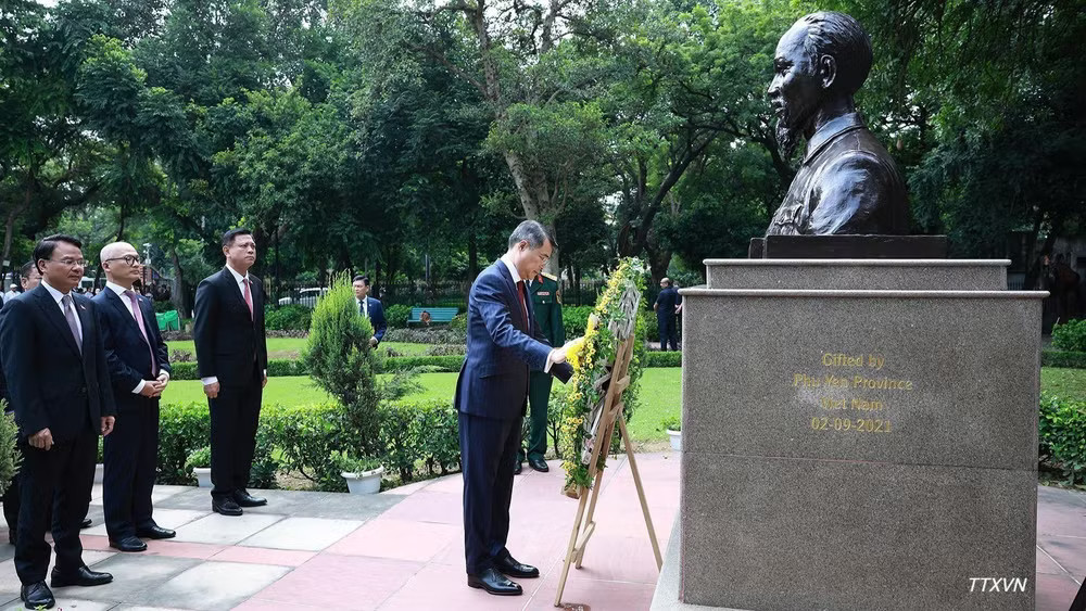 vna-potal-thu-tuong-dang-hoa-tai-tuong-chu-tich-ho-chi-minh-o-new-delhi-8020.avif