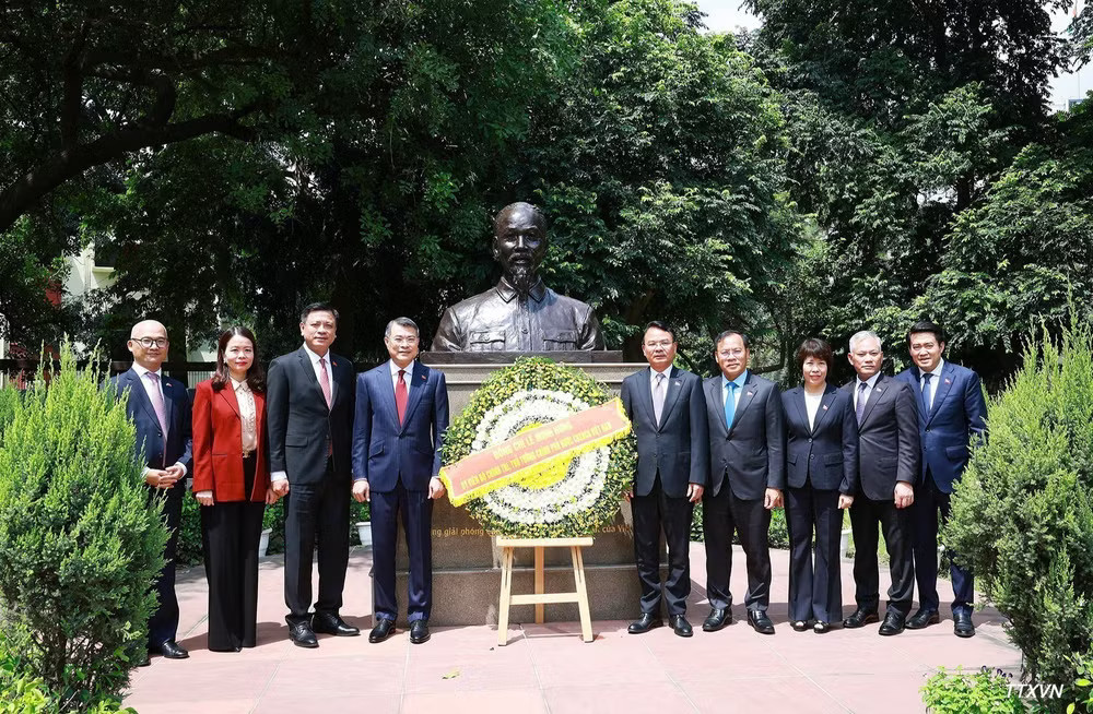 Thủ tướng Lê Minh Hưng và Đoàn đại biểu tại Tượng Chủ tịch Hồ Chí Minh ở thủ đô New Delhi. (Ảnh: Dương Giang/TTXVN) vna-potal-thu-tuong-dang-hoa-tai-tuong-chu-tich-ho-chi-minh-o-new-delhi.jpg