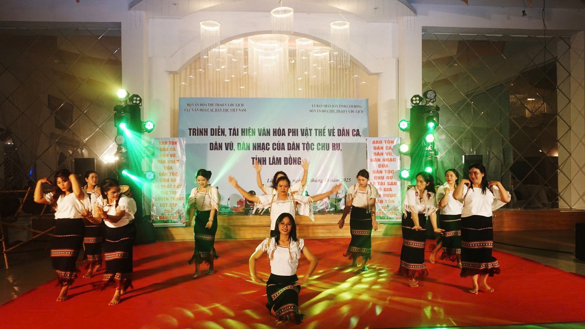 Màn biểu diễn của đội văn nghệ dân tộc Chu Ru, xã Ka Đô