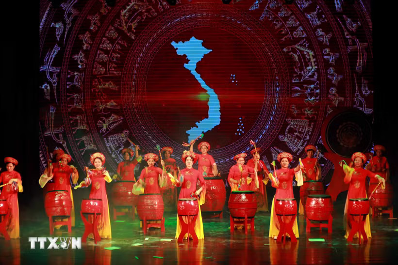 Chương trình nghệ thuật “Sấm Đọi Tam - Vang hồn Việt,” do nhóm sinh viên Trường Đại học Văn hóa Hà Nội tổ chức, không chỉ tôn vinh nghề làm trống truyền thống hơn 1.000 năm tuổi mà còn góp phần lan tỏa giá trị di sản đến gần hơn với thế hệ trẻ. (Ảnh: Khánh Hòa/TTXVN)