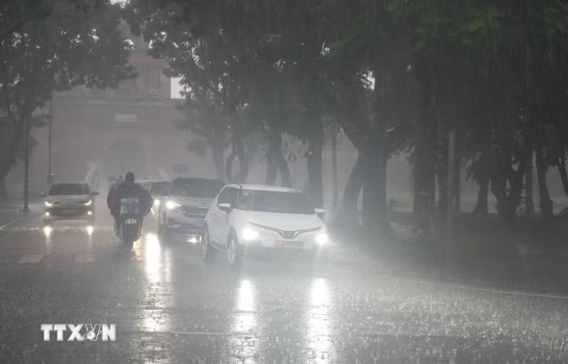 Mưa rất to ở thành phố Huế. (Ảnh: Nguyên Lý/TTXVN)