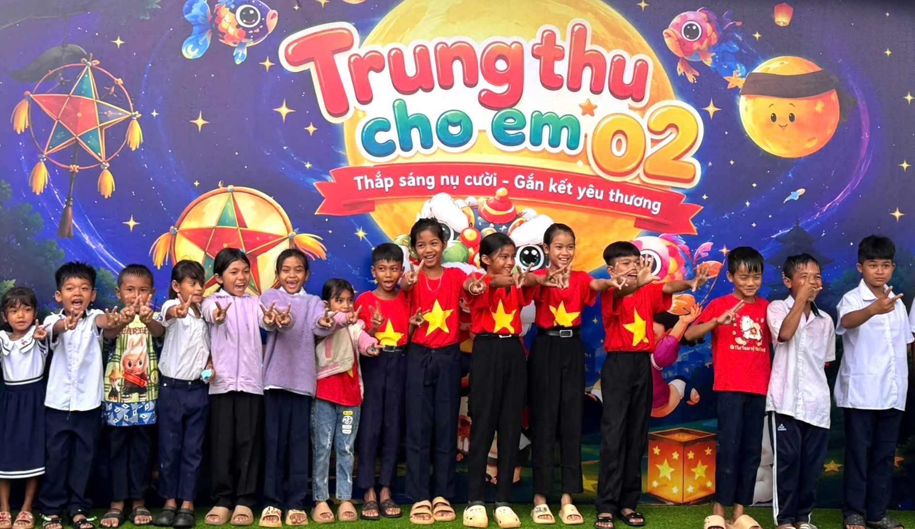 Niềm vui của trẻ em khó khăn ở xã La Dạ được đón Trung thu sớm.