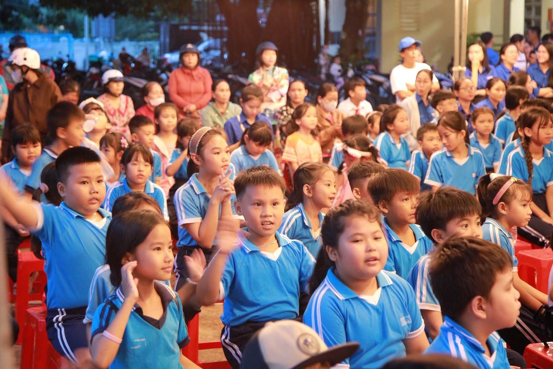 Niềm vui của trẻ em đón Trung thu sớm.