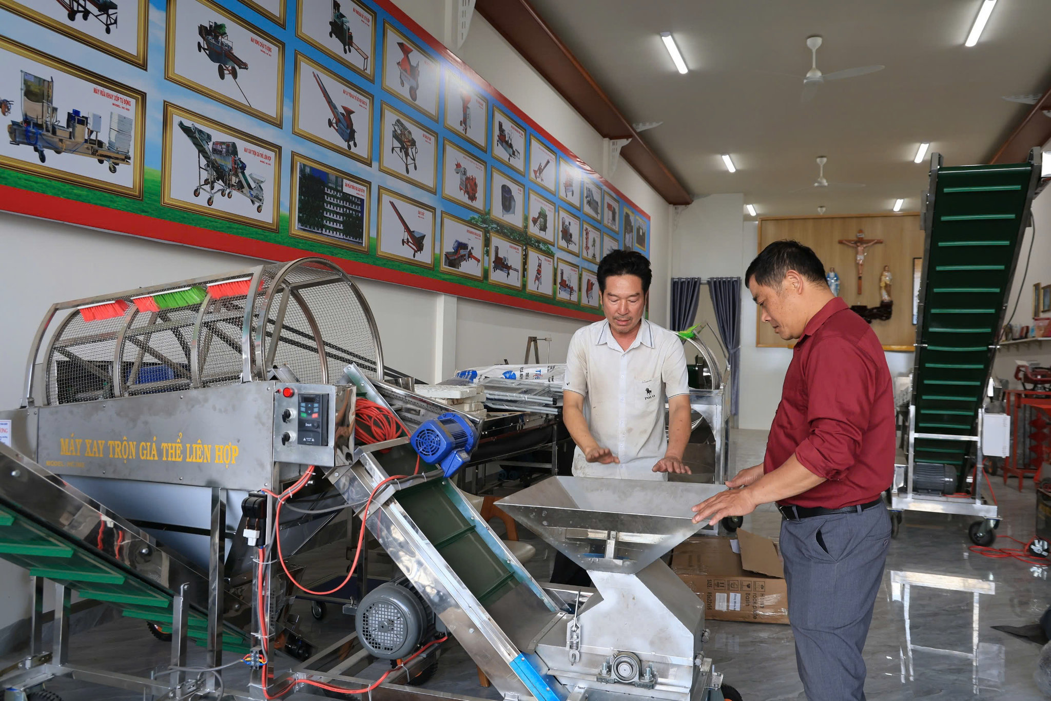 ông Nguyễn Hồng Chương đang giới thiệu máy nông nghiệp