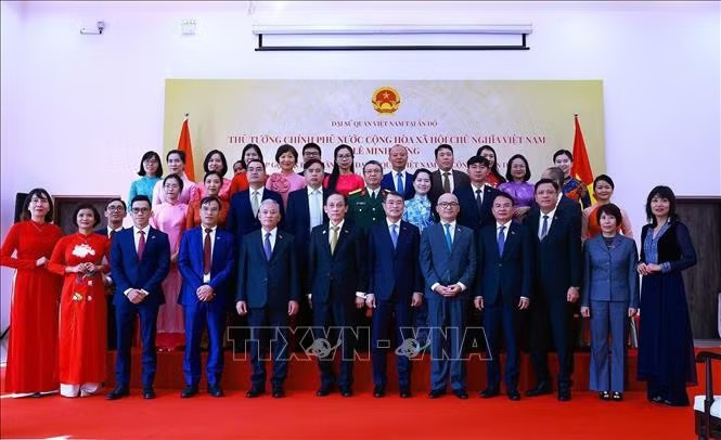 potal-thu-tuong-gap-can-bo-nhan-vien-dai-su-quan-viet-nam-tai-an-do-stand-1751.avif