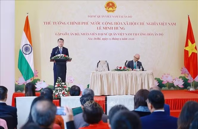 potal-thu-tuong-gap-can-bo-nhan-vien-dai-su-quan-viet-nam-tai-an-do-stand-3695.avif