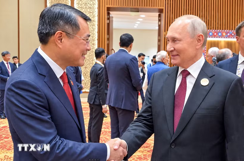 Thủ tướng Lê Minh Hưng gặp ngắn Tổng thống Liên bang Nga Vladimir Putin. (Ảnh: Dương Giang/TTXVN)