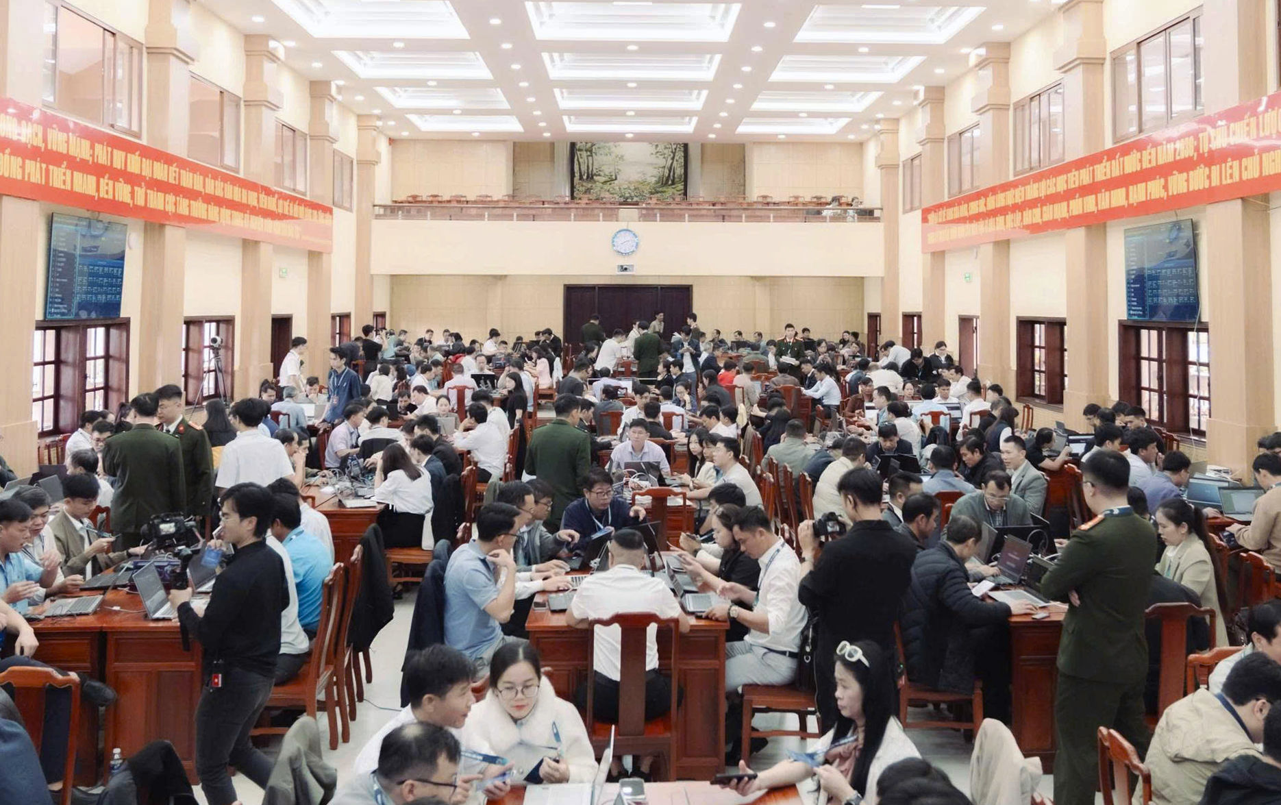 2. Các đội thi thực hành diễn tập an ninh mạng trên môi trường mô phỏng. Ảnh Lê Tiến.