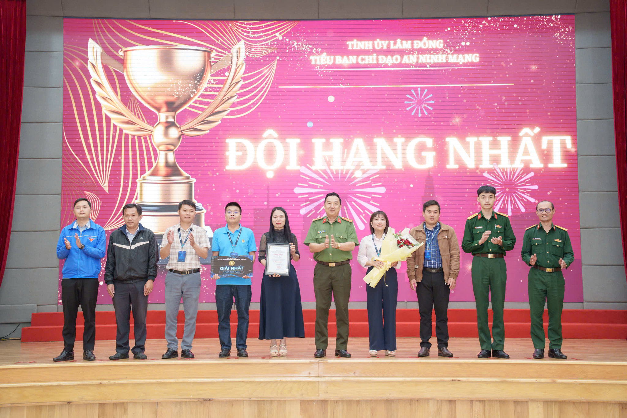 4. Đội đạt hạng Nhất tại Cuộc thi diễn tập thực chiến bảo đảm an ninh mạng. Ảnh Lê Tiến.