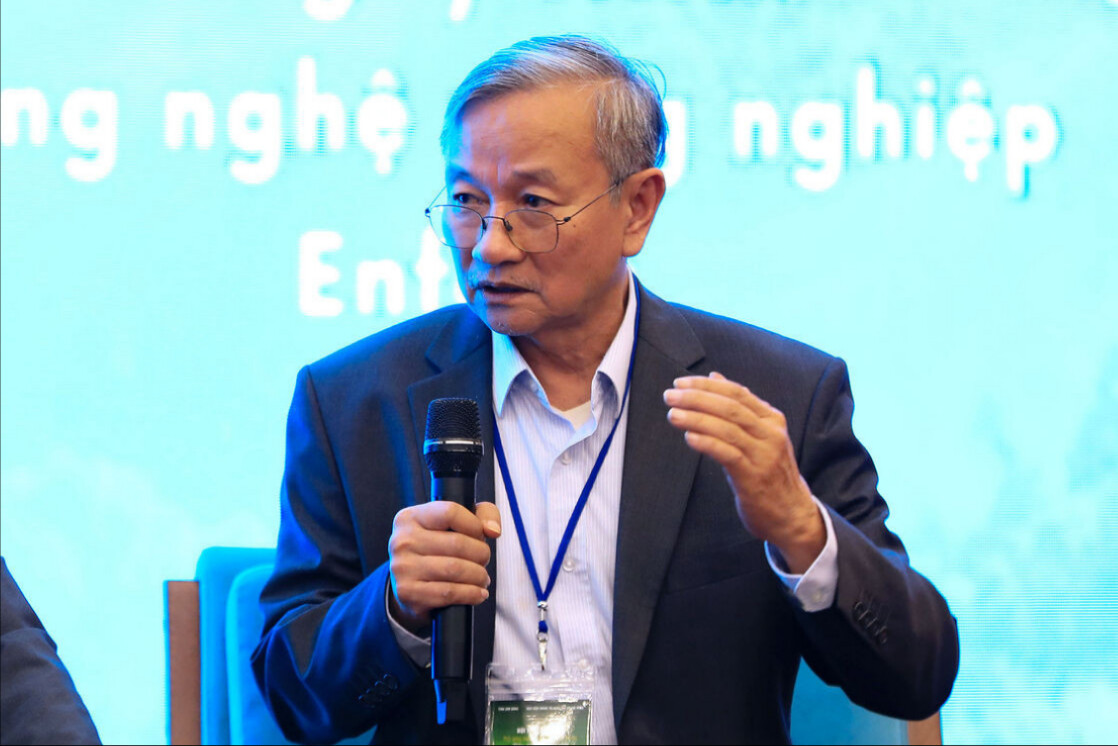 6-ts.-ho-long-phi-giam-doc-cong-nghe-cong-ty-tnhh-cong-nghe-nong-nghiep-enfarm-trao-doi-ve-vai-tro-cua-chinh-quyen-va-nguoi-dan-trong-thay-doi-cong-nghe-trong(1).jpg