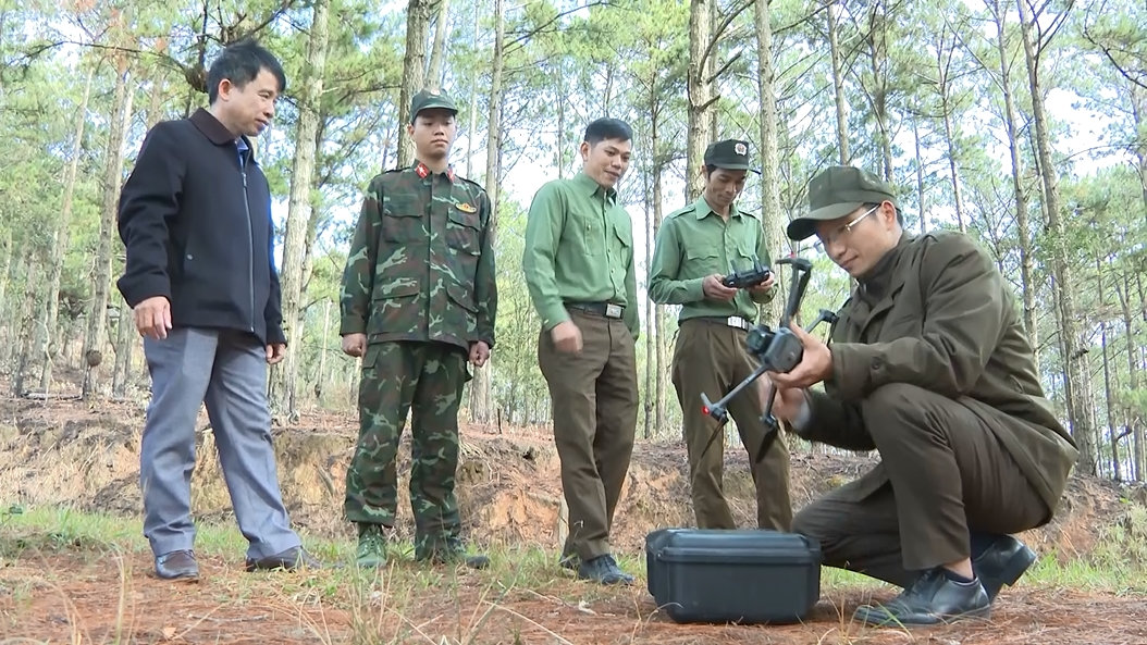 Ban QLRPH Lâm Viên bay Flycam để theo dõi diễn biến tài nguyên rừng