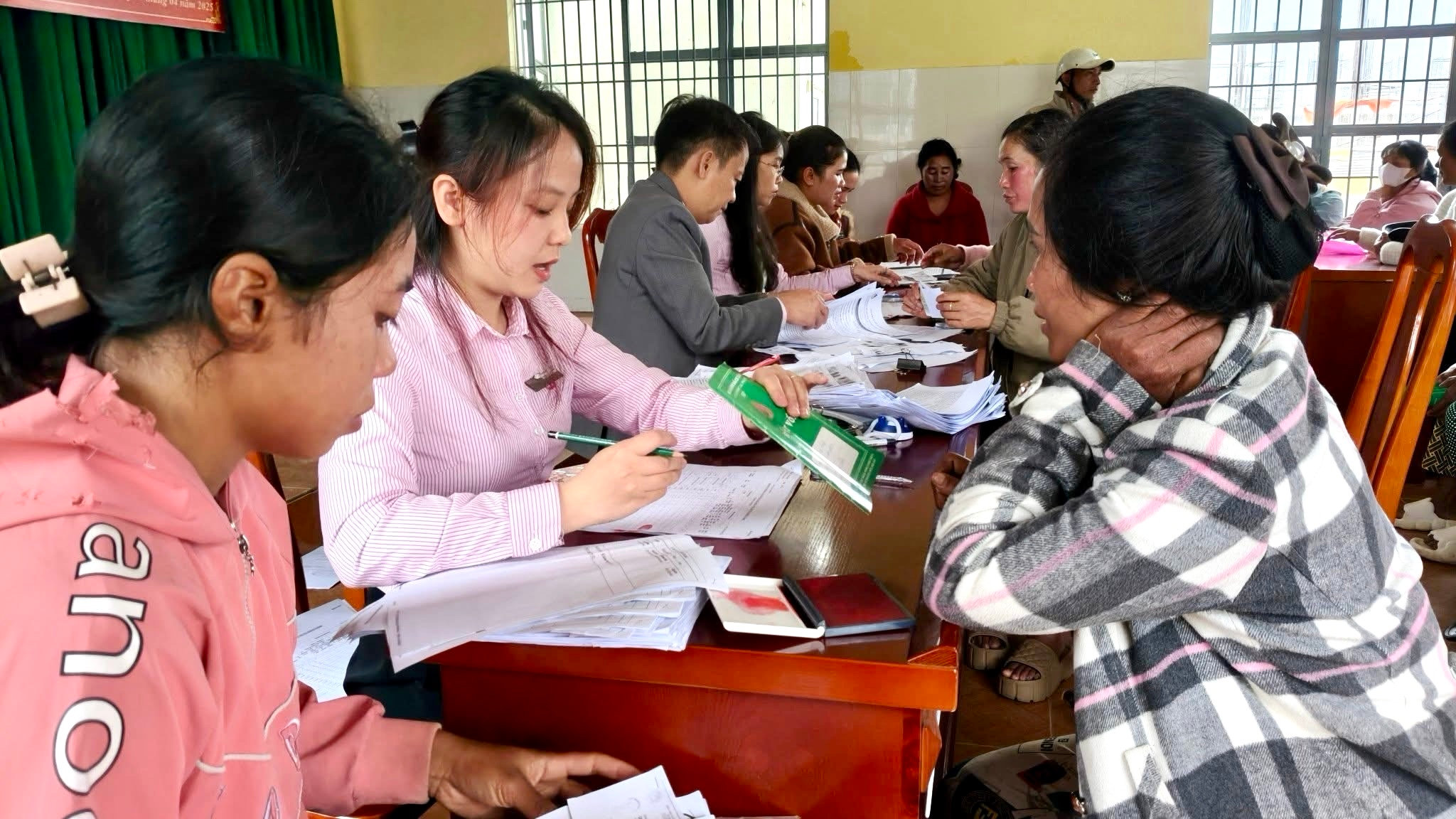 Các địa phương trên địa bàn tỉnh phối hợp với Ngân hàn chính sách xã hội tạo điều kiện để đồng bào dân tộc thiểu số vay vốn phát triển kinh tế