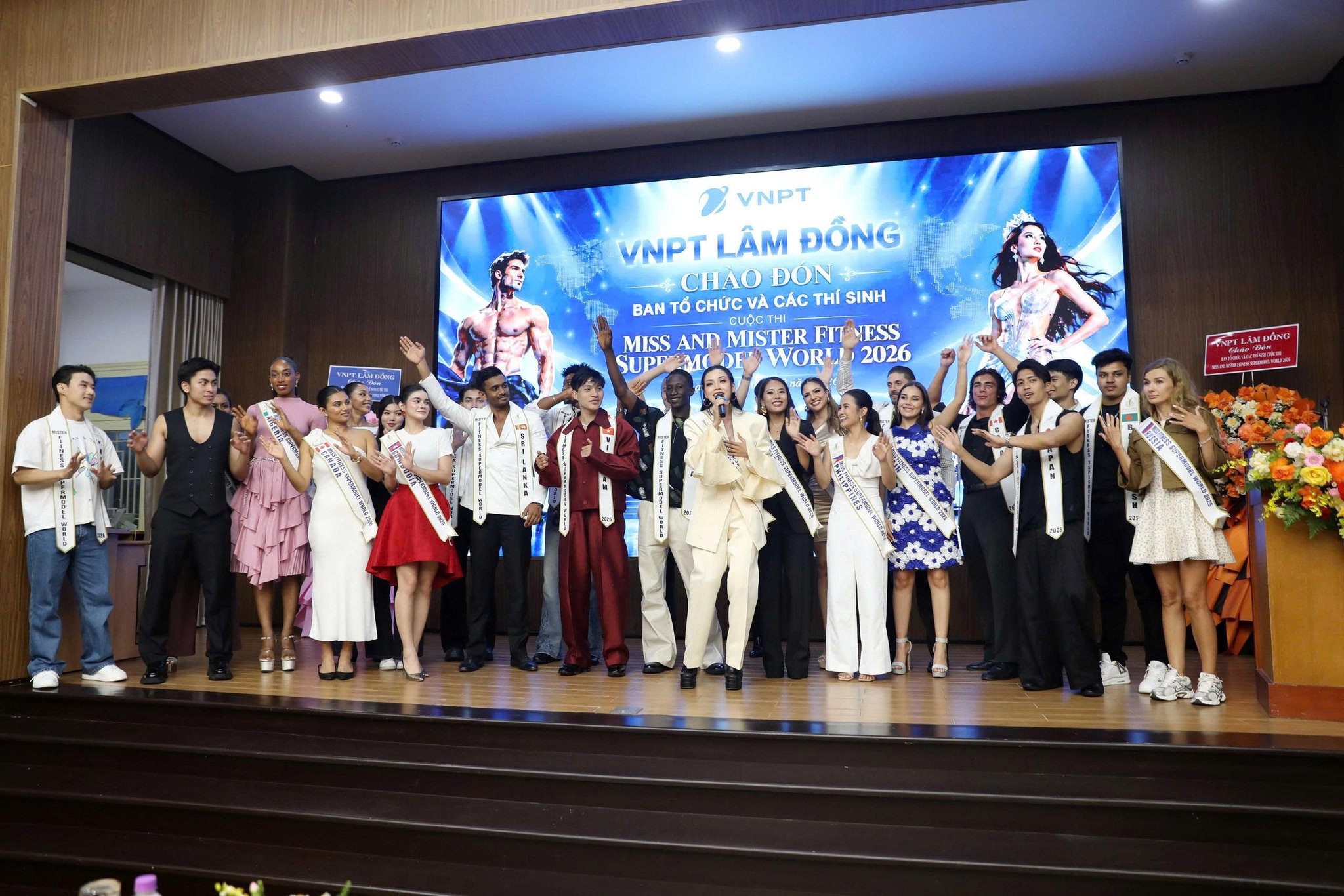 Các thí sinh biểu diễn âm nhạc tặng khán giả