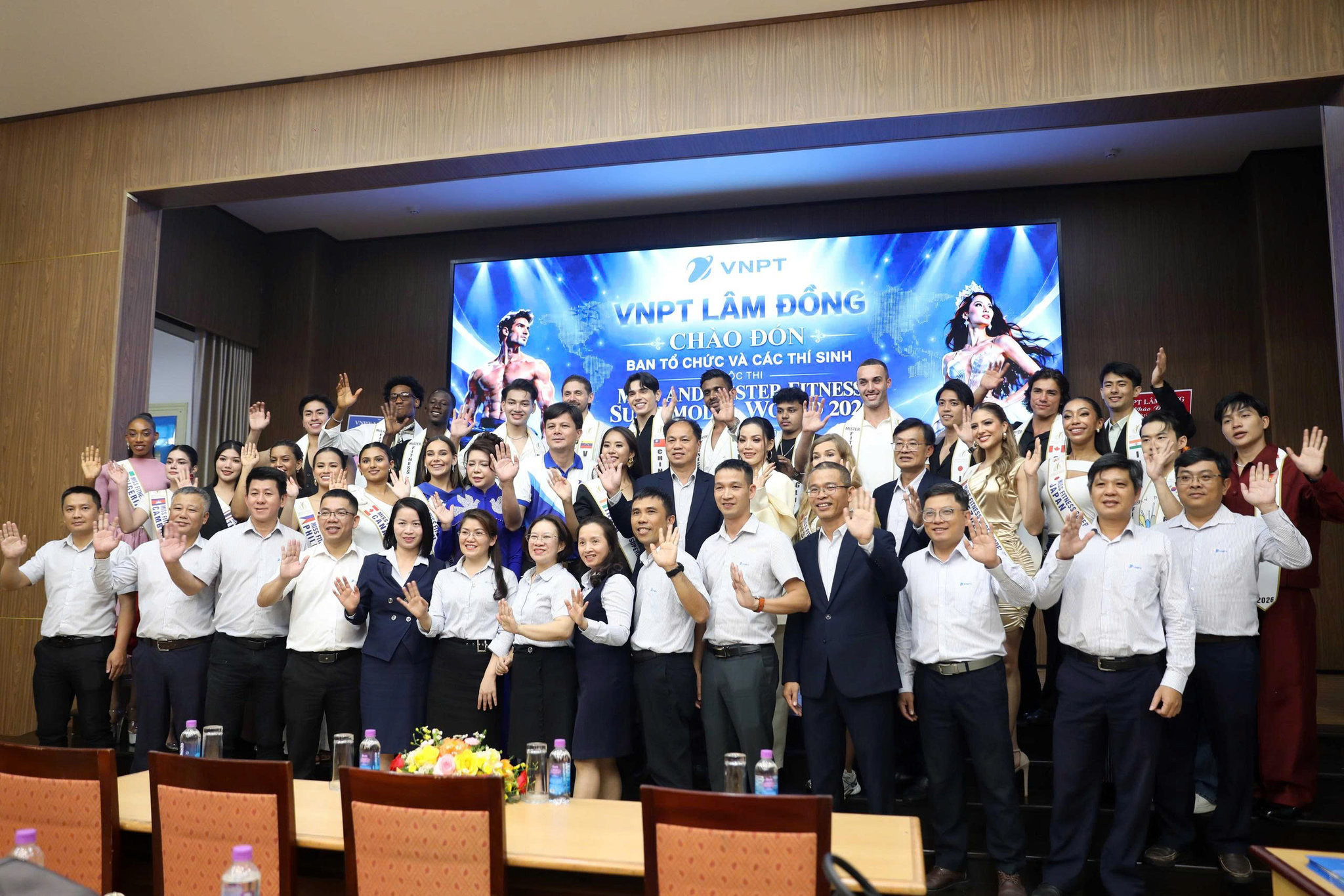 Cán bộ, nhân viên VNPT Lâm Đồng chụp ảnh lưu niệm với thí sinh Cuộc thi Miss & Mister Fitness Supermodel World 2026