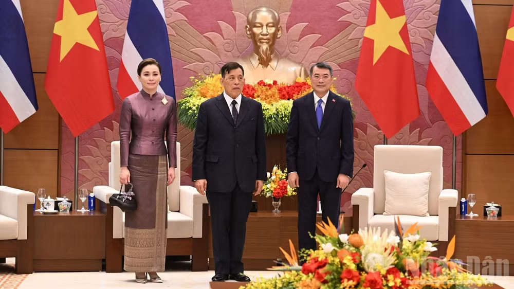 Thủ tướng Chính phủ Lê Minh Hưng với Nhà vua Vương quốc Thái Lan Maha Vajiralongkorn Phra Vajiraklaochaoyuhua và Hoàng hậu. (Ảnh: TRẦN HẢI)