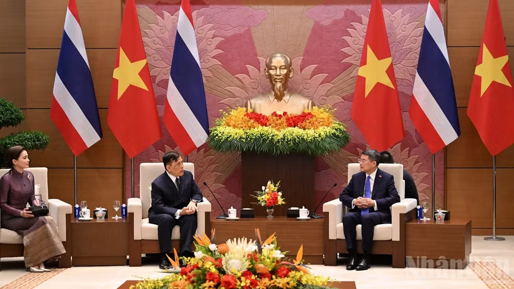 Thủ tướng Chính phủ Lê Minh Hưng hội kiến Nhà vua Vương quốc Thái Lan Maha Vajiralongkorn Phra Vajiraklaochaoyuhua và Hoàng hậu. (Ảnh: TRẦN HẢI)