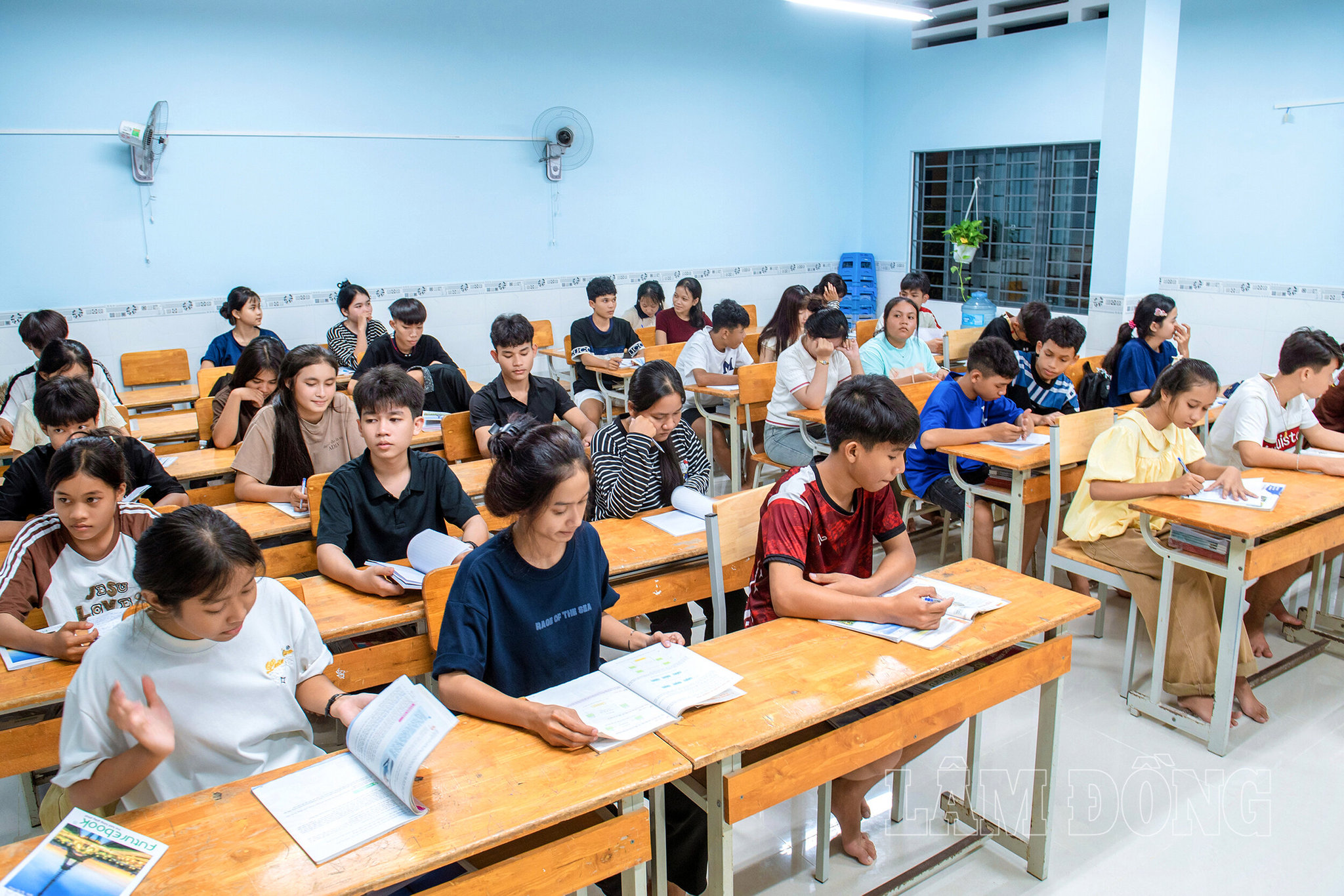 Học sinh Trường Phổ thông Dân tộc Nội trú tỉnh khu vực Đông Lâm Đồng trong giờ tự học tại ký túc xá