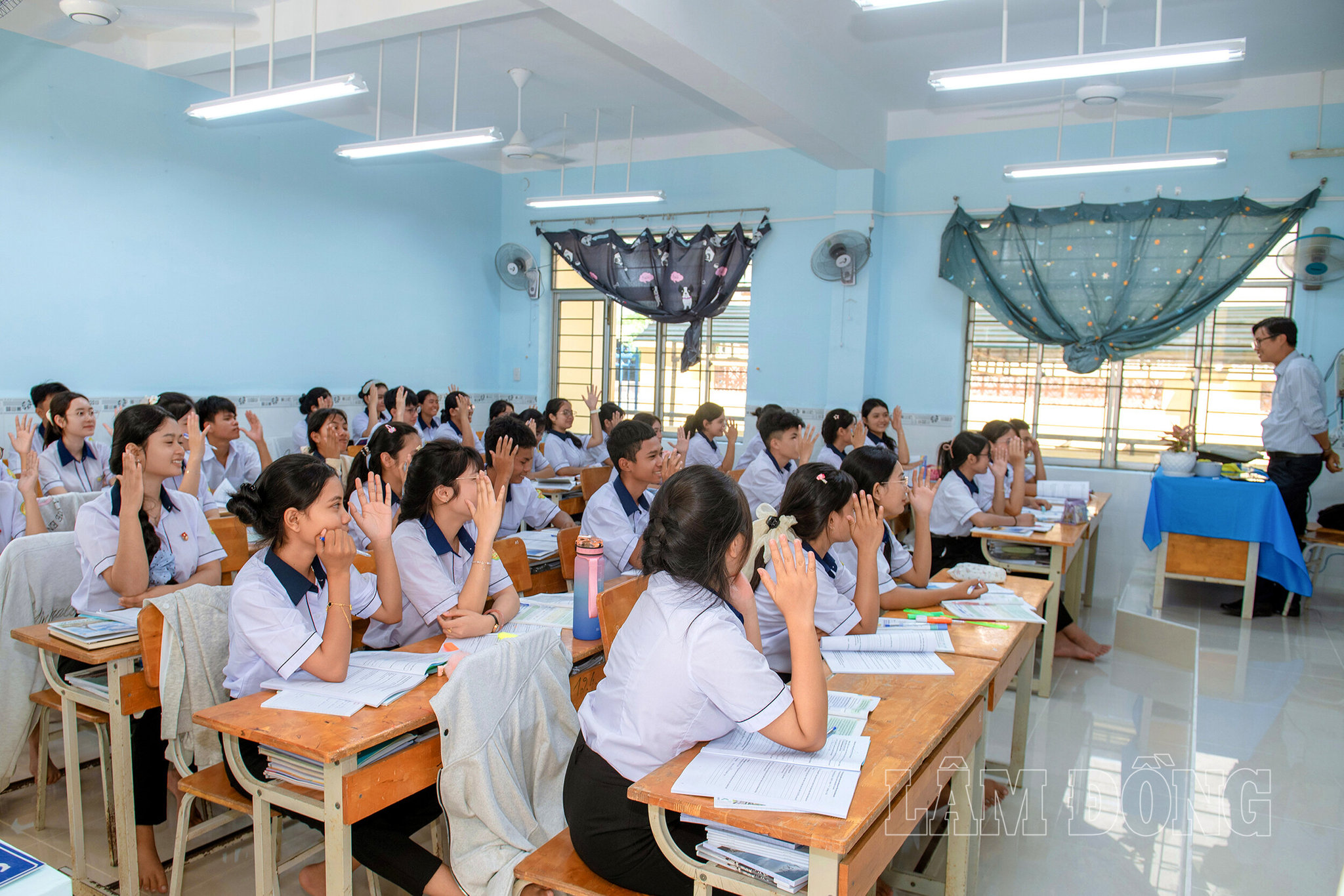 Học sinh Trường PT DTNT tỉnh khu vực Đông Lâm Đồng vui mừng khi được học tập, sinh hoạt trong môi trường cơ sở vật chất ngày càng hoàn thiện.