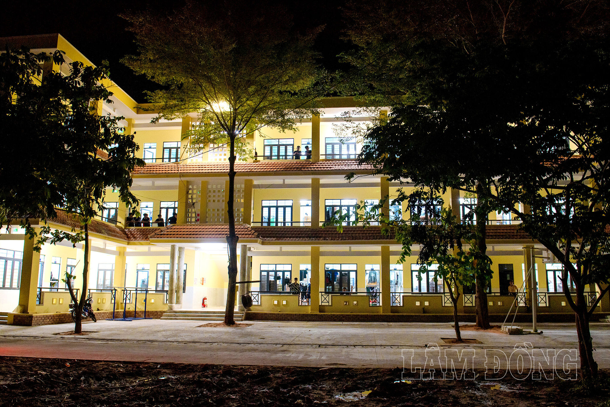 Khu ký túc xá mới tạo không gian sinh hoạt thuận lợi, an toàn cho học sinh Trường PT DTNT tỉnh khu vực Đông Lâm Đồng sau giờ học