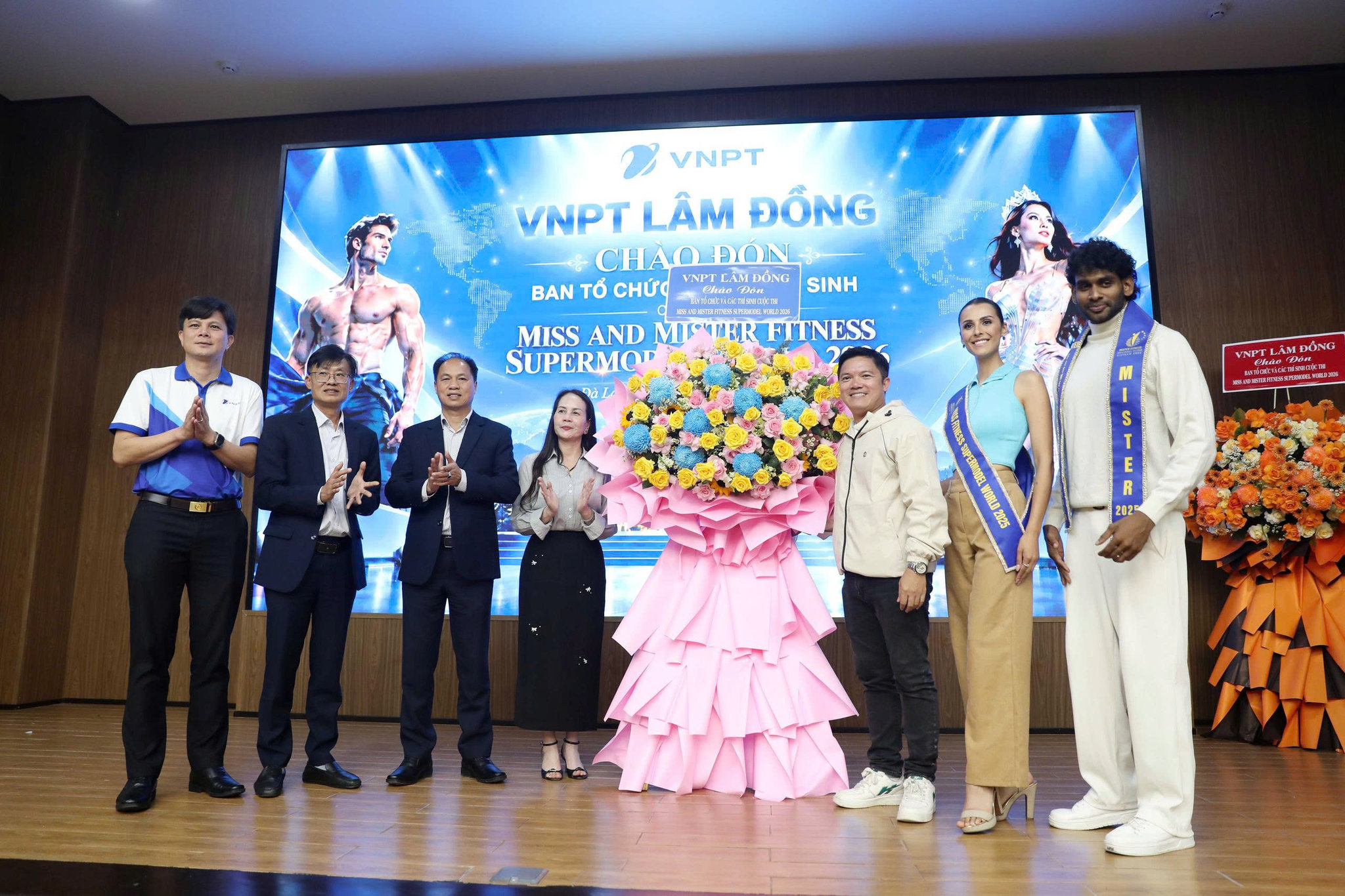 Lãnh đạo Sở Văn hóa, Thể thao và Du lịch' VNPT Lâm Đồng tặng hoa chúc mừng đương kim Hoa hậu và Nam vương Miss & Mister Fitness Supermodel World 2025
