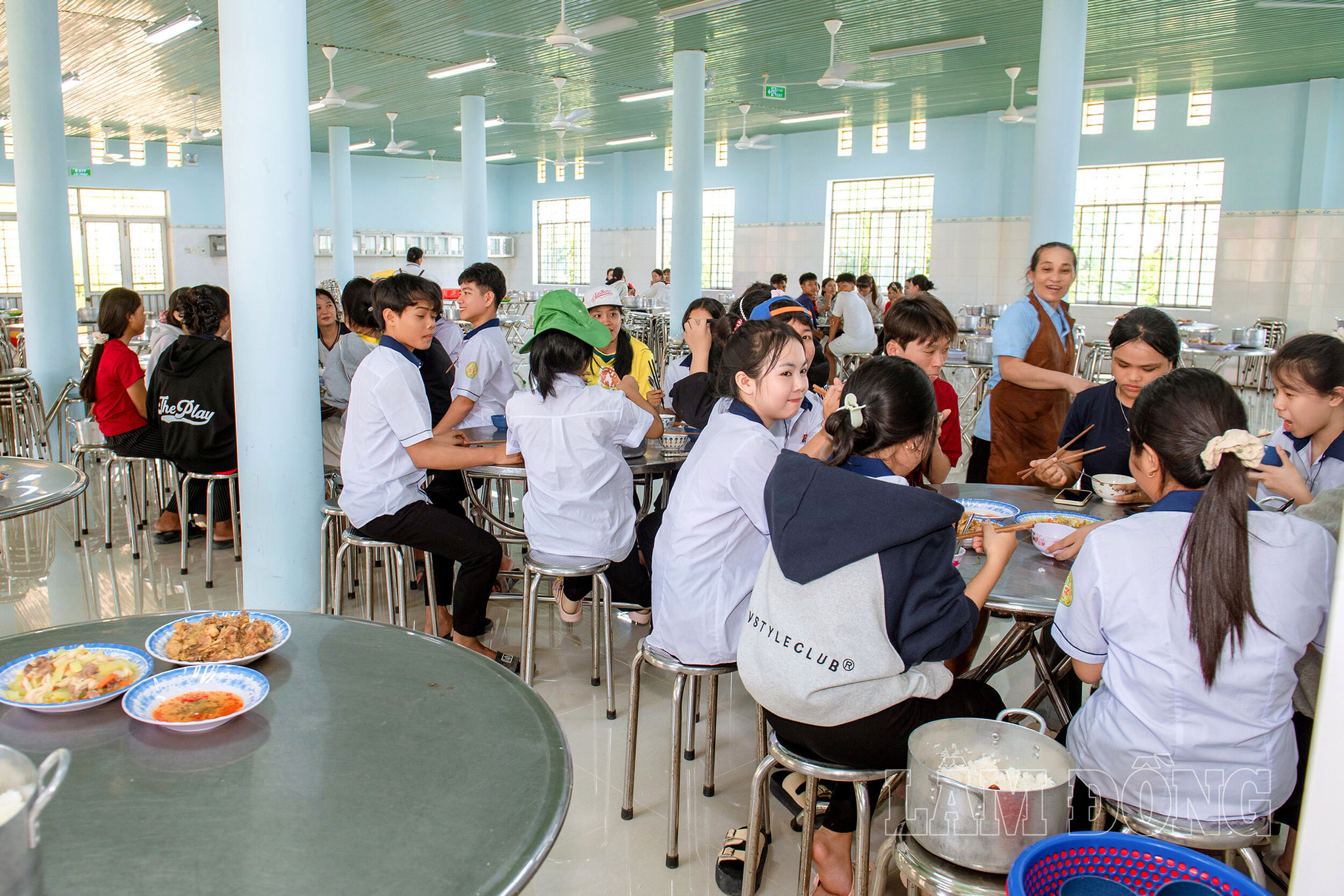 Nhà ăn, bếp ăn được sửa chữa, nâng cấp nhằm bảo đảm điều kiện phục vụ học sinh nội trú của Trường PT DTNT tỉnh khu vực Đông Lâm Đồng.